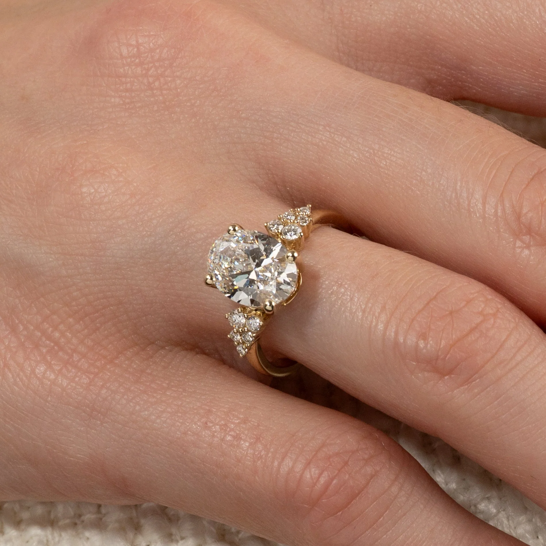 DELICATE CLUSTER OVAL-CUT LAB-DIAMOND RING - 3.25ct - YG - Image 2