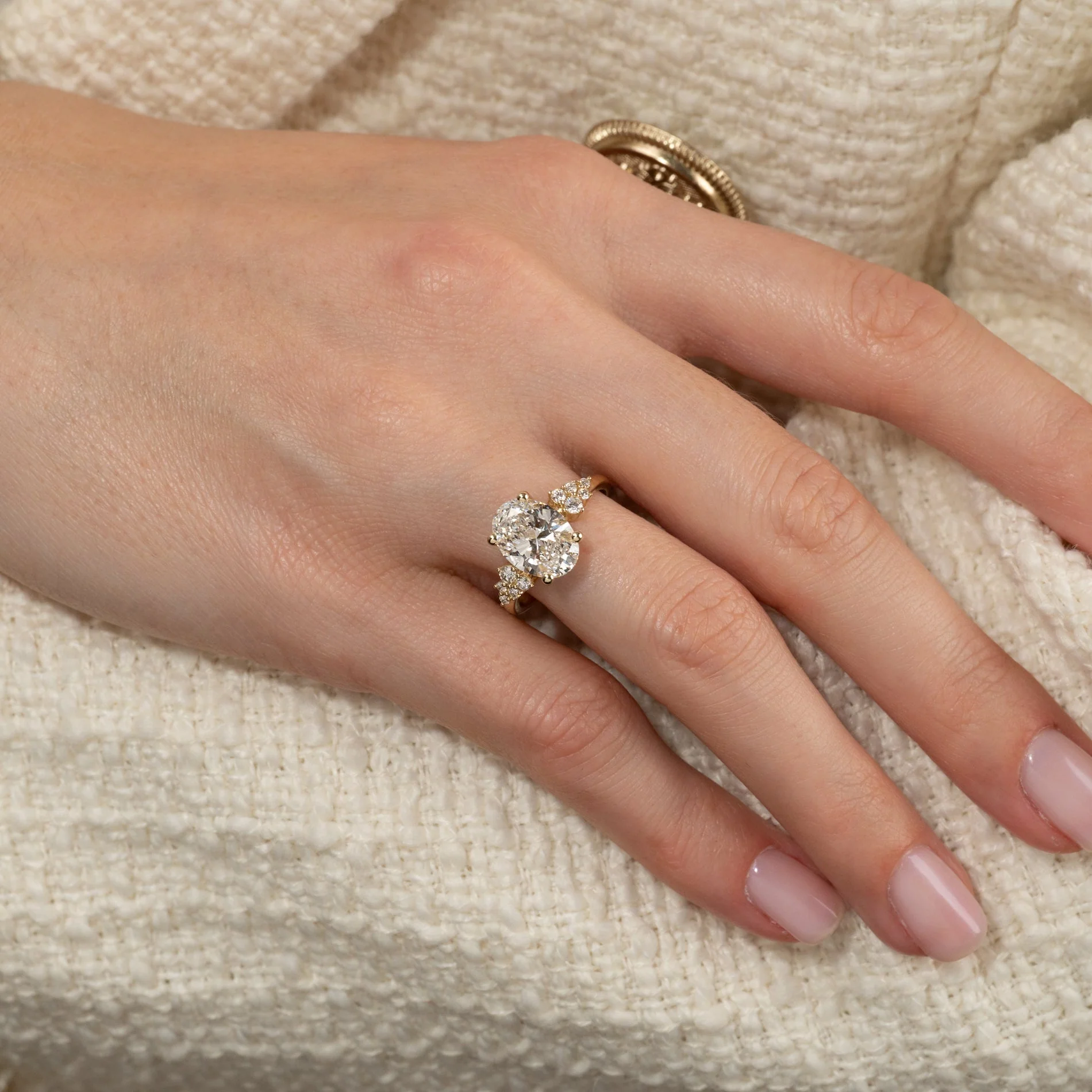 DELICATE CLUSTER OVAL-CUT LAB-DIAMOND RING - 3.25ct - YG - Image 5