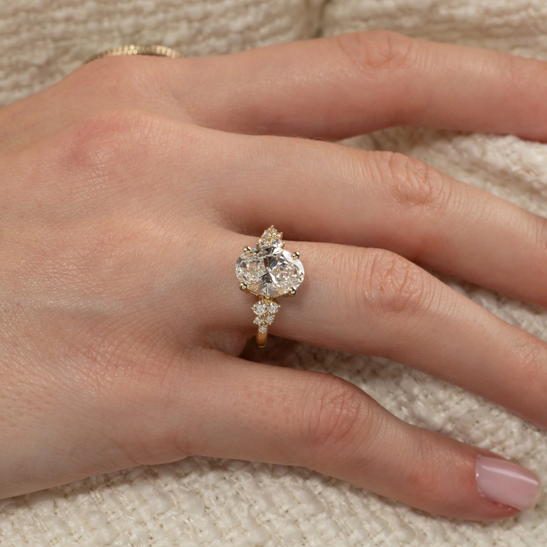 DELICATE CLUSTER OVAL-CUT LAB-DIAMOND RING - 3.25ct - YG - Image 8