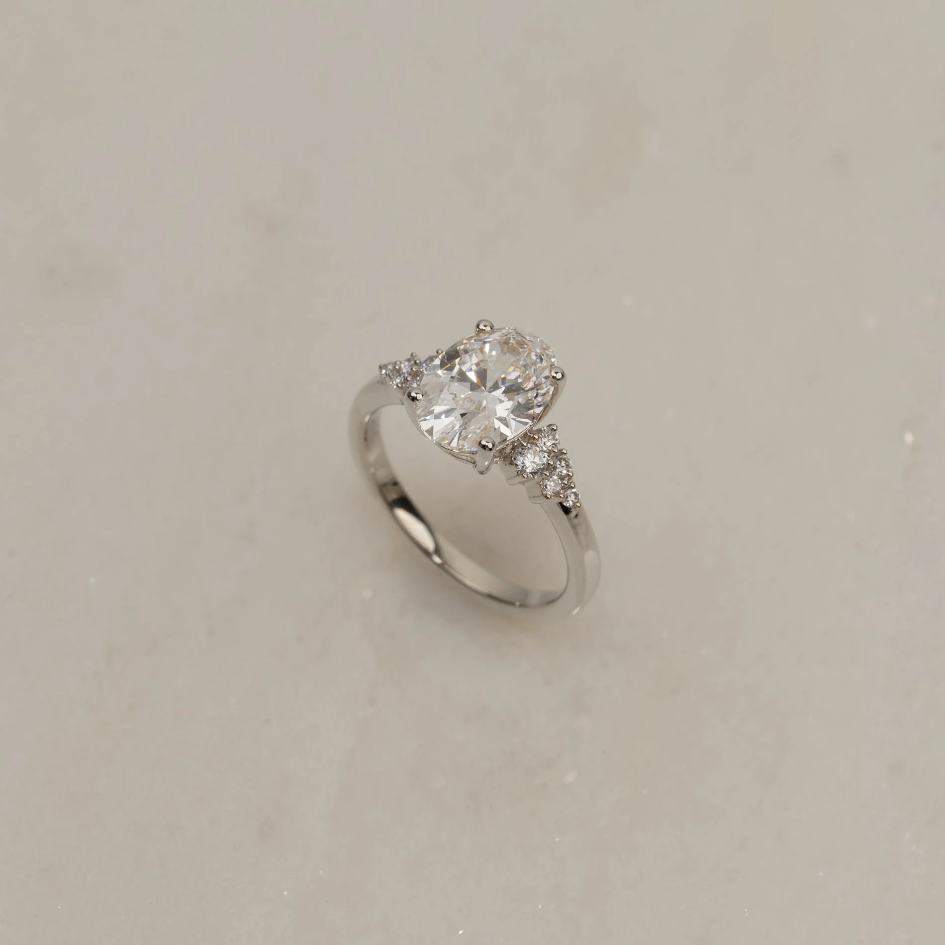 DELICATE CLUSTER OVAL-CUT DIAMOND RING - Image 7