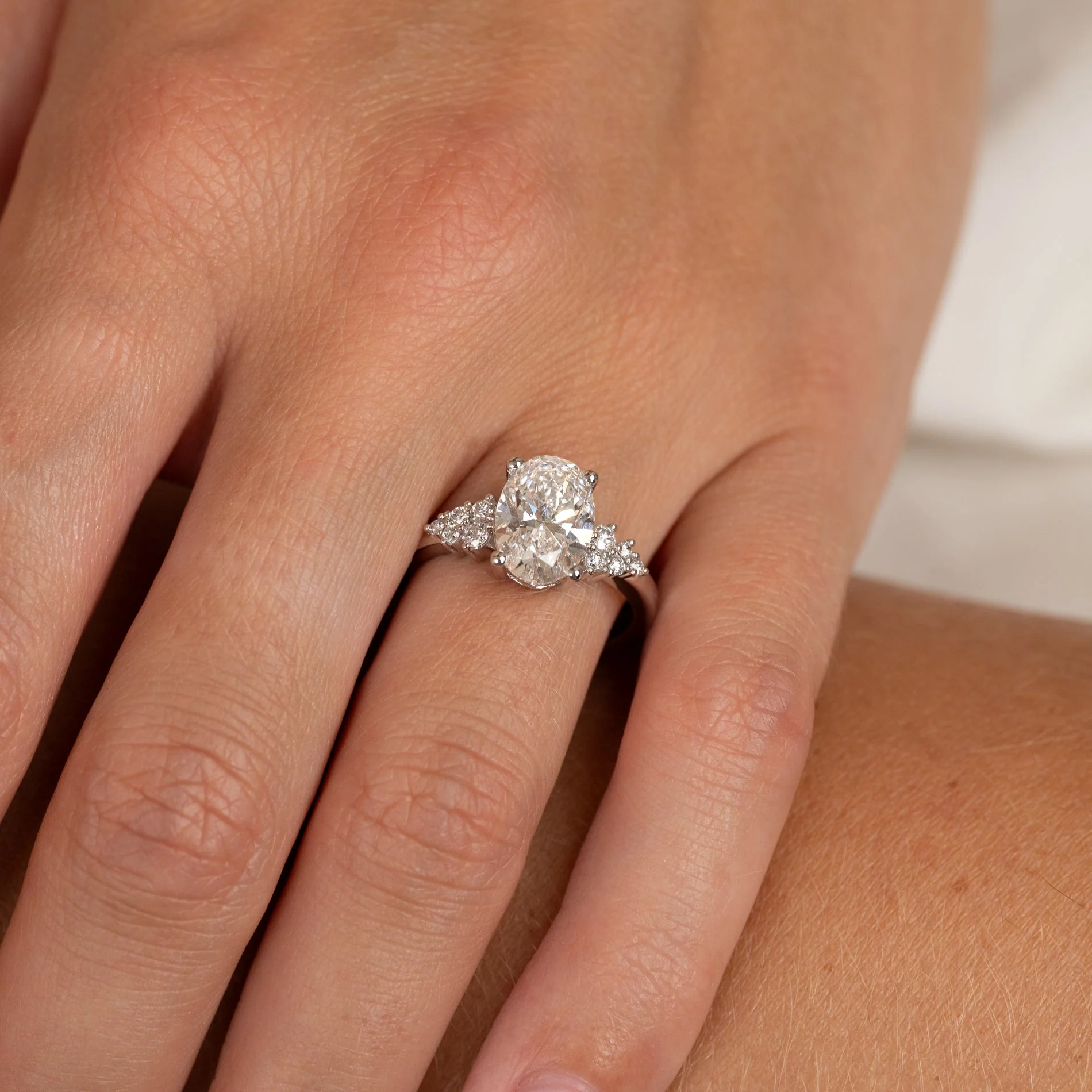 DELICATE CLUSTER OVAL-CUT LAB-DIAMOND RING - 2.60ct - WG - Image 2