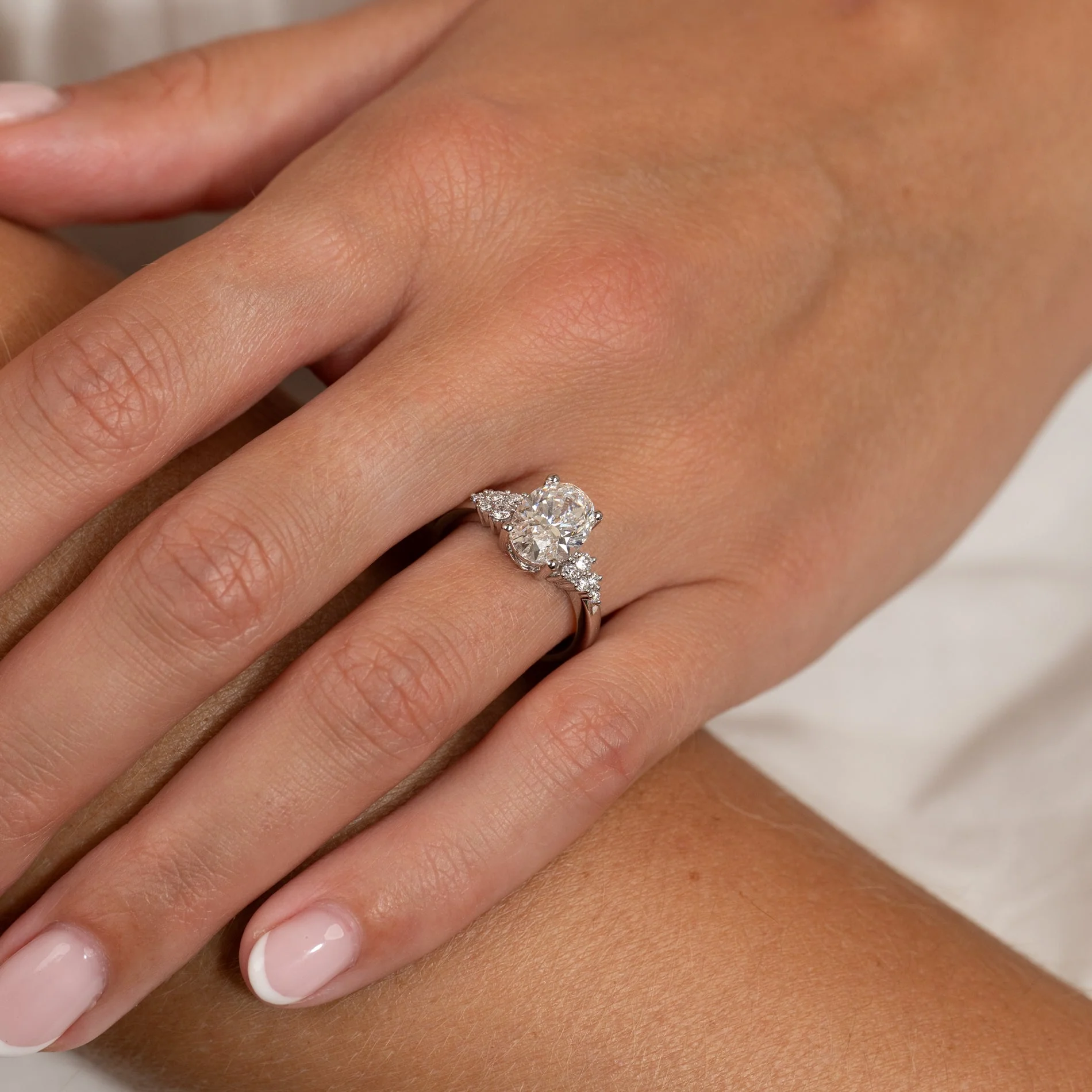 DELICATE CLUSTER OVAL-CUT LAB-DIAMOND RING - 2.60ct - WG - Image 3