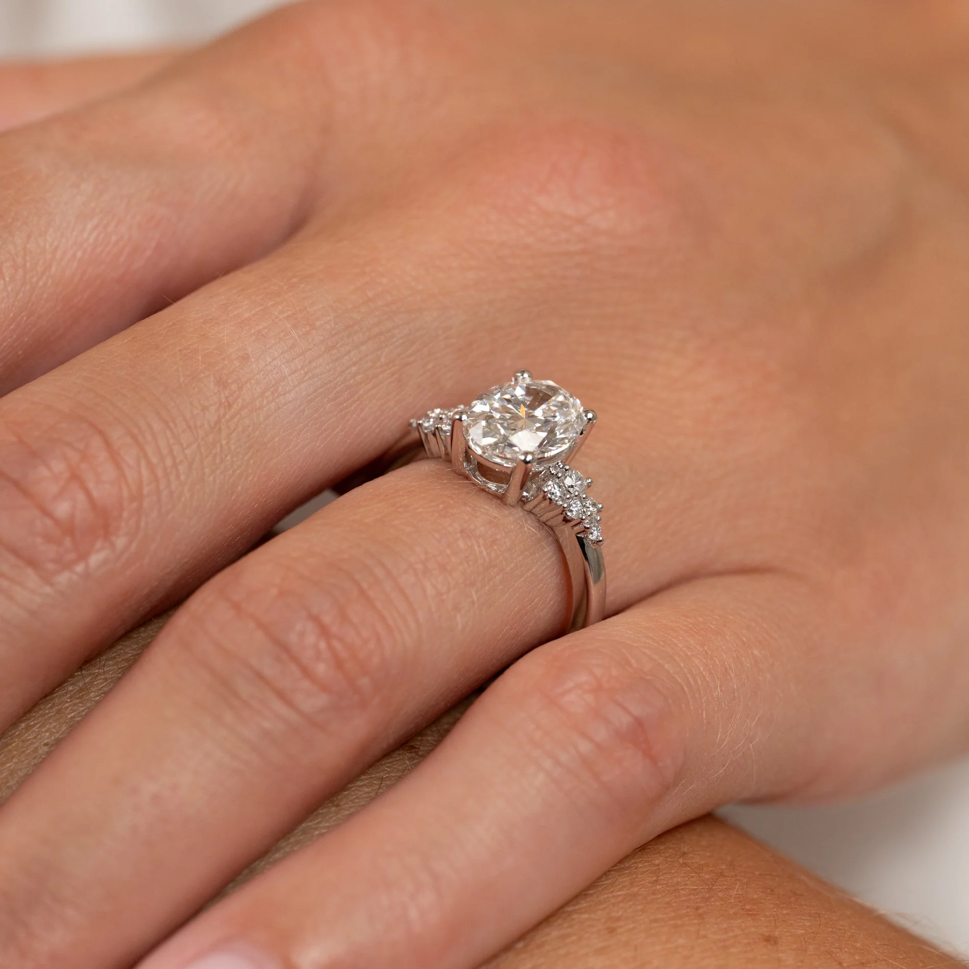 DELICATE CLUSTER OVAL-CUT LAB-DIAMOND RING - 2.60ct - WG - Image 4