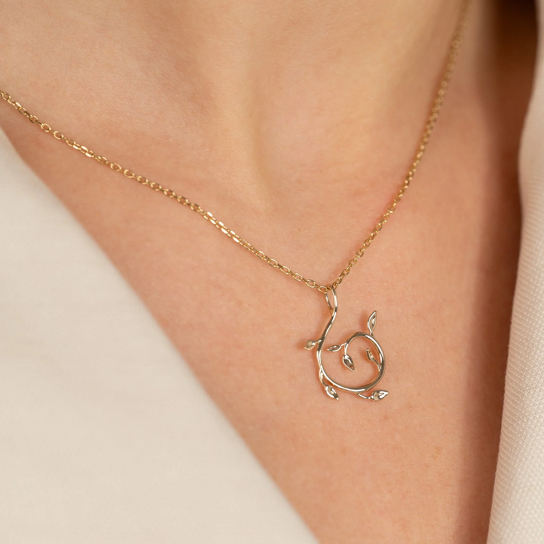 EDEN SWIRL SOLID GOLD PENDANT - Image 2