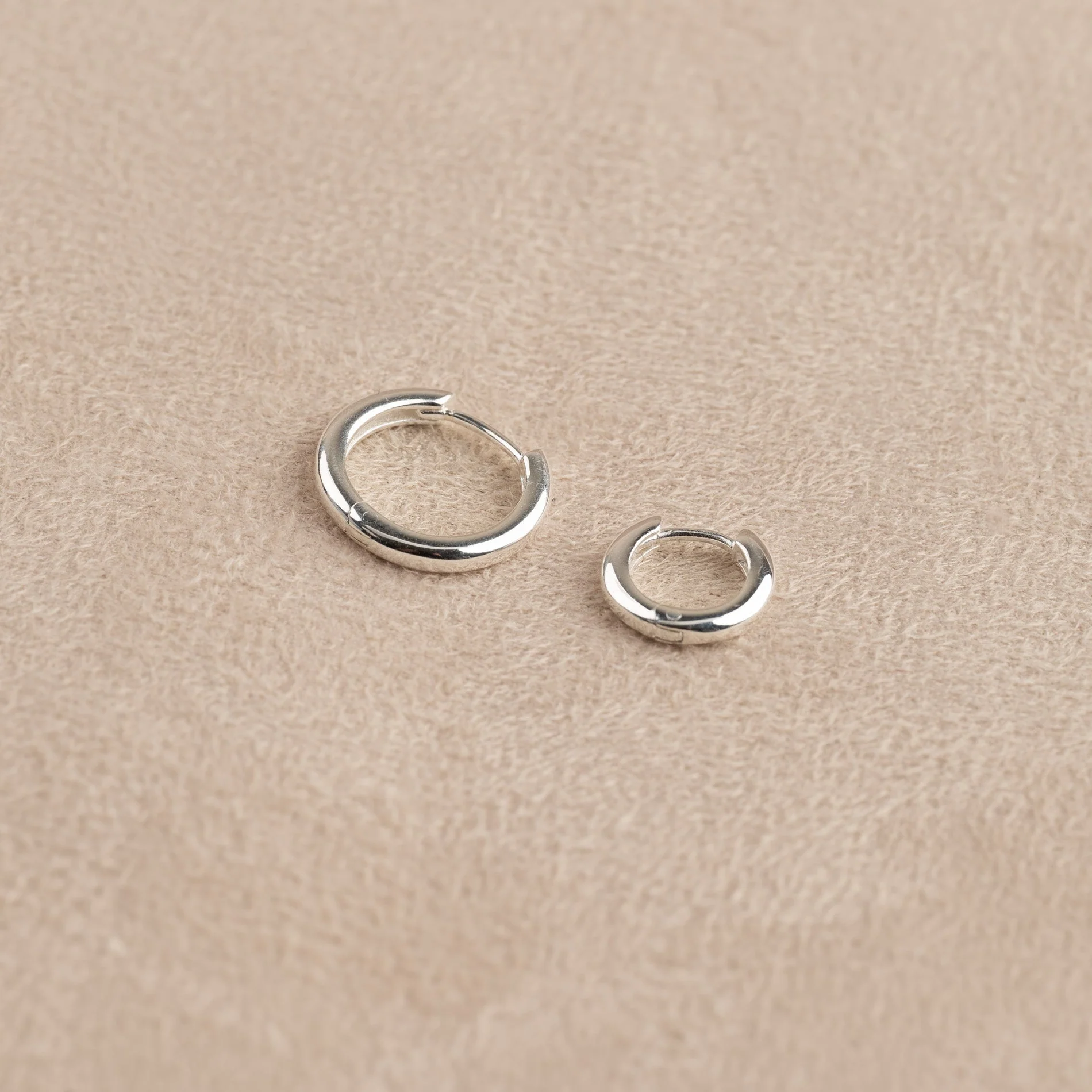 ELINA SMALL SILVER CREOL EARRING - Image 6
