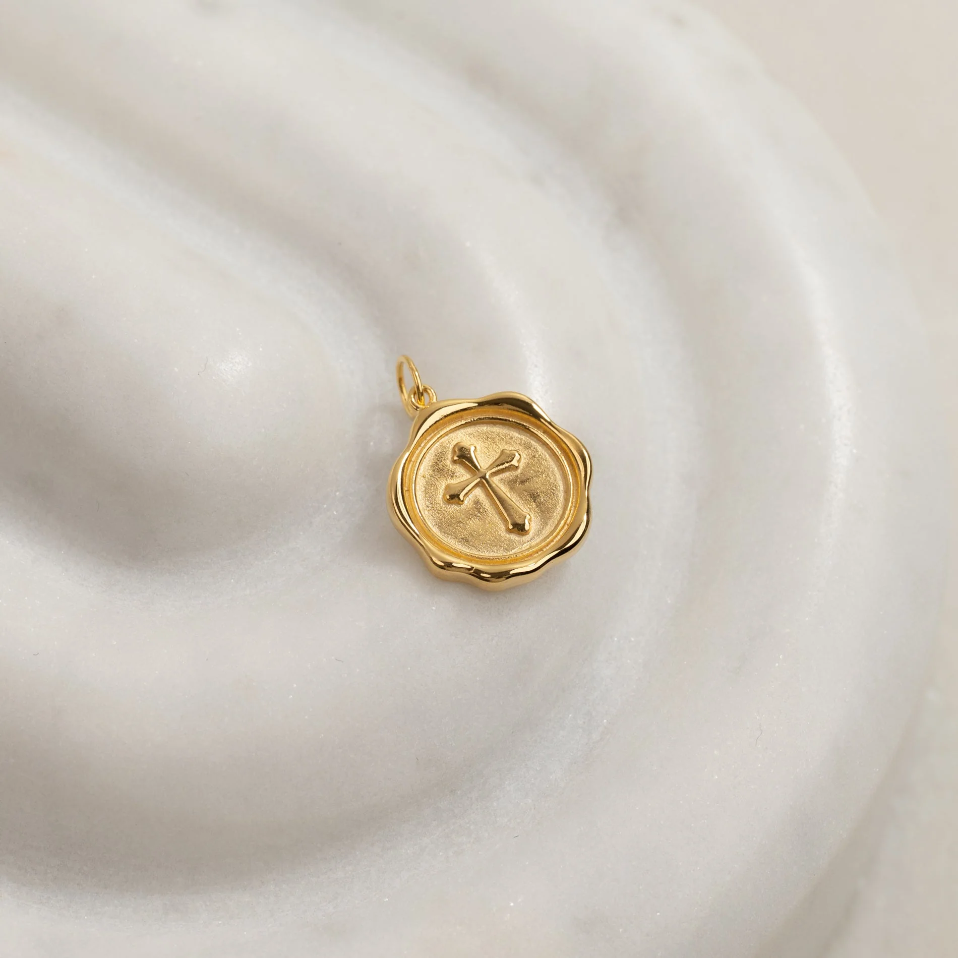 ELISE CROSS GOLDEN PENDANT