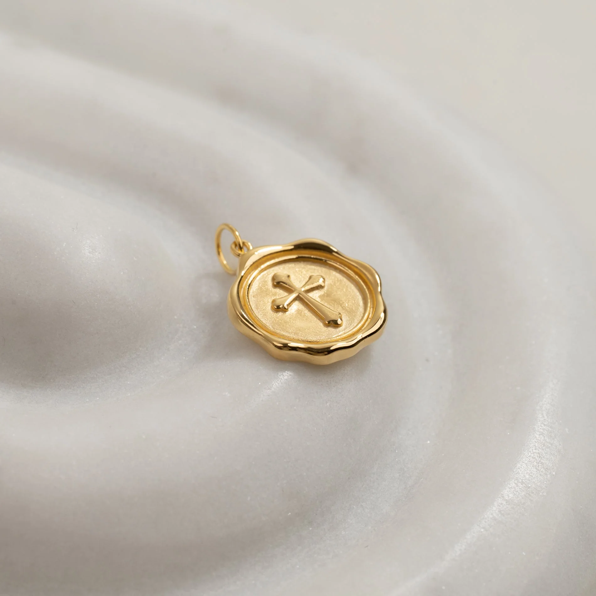 ELISE CROSS GOLDEN PENDANT - Image 2
