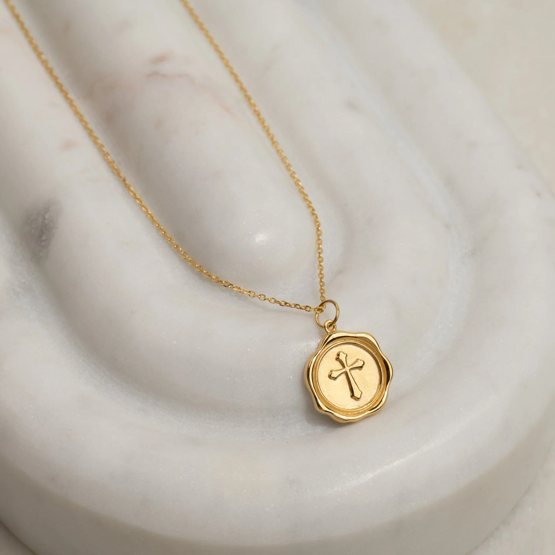 ELISE CROSS GOLDEN PENDANT - Image 3