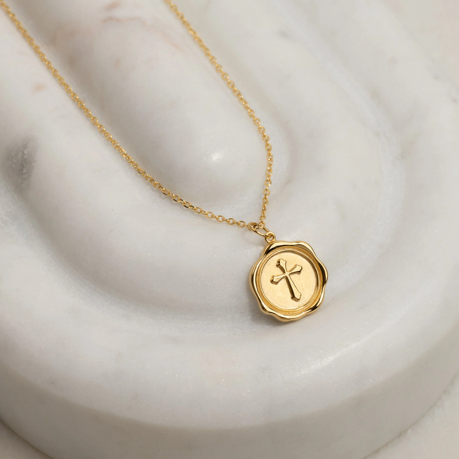ELISE CROSS GOLDEN PENDANT - Image 4