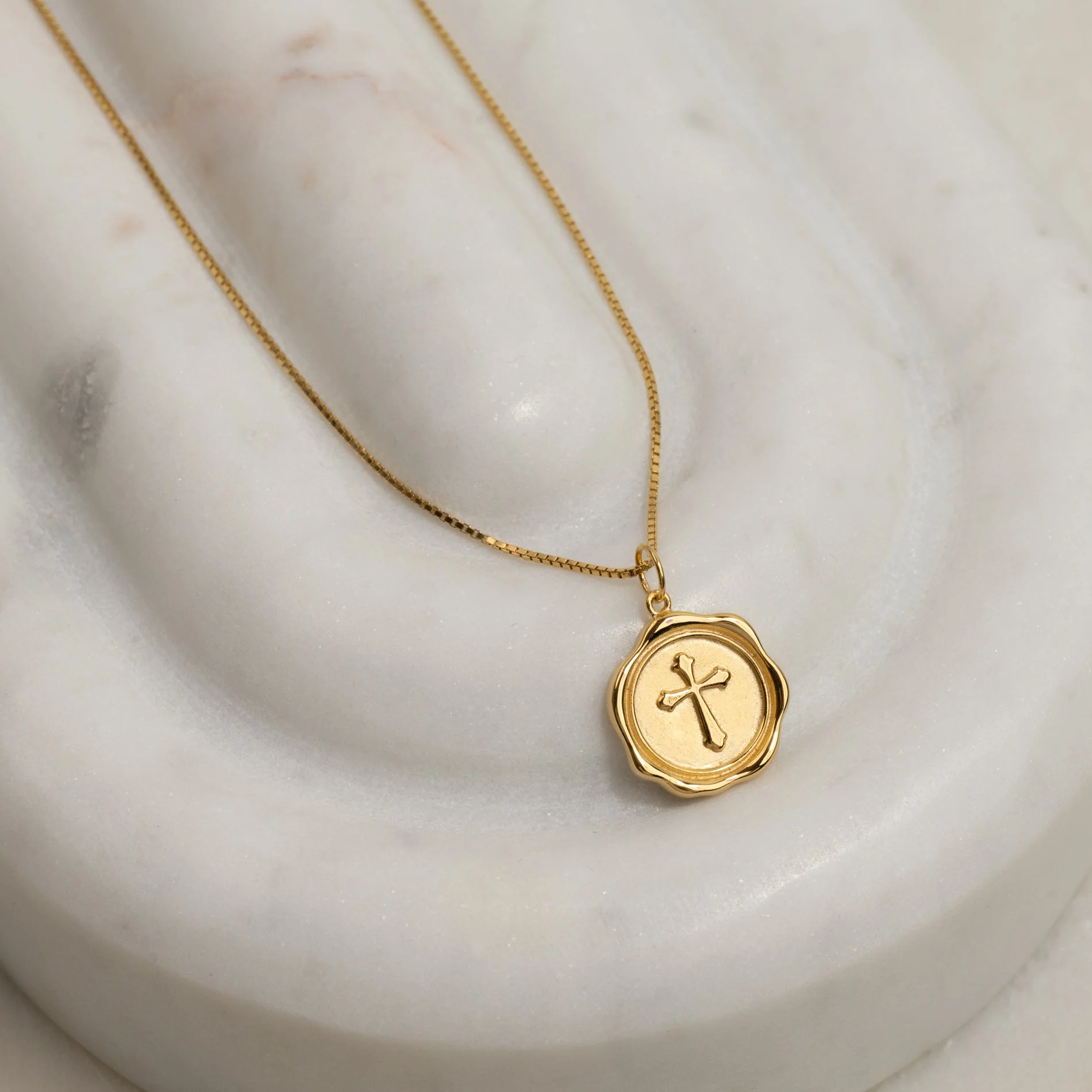 ELISE CROSS GOLDEN PENDANT - Image 5