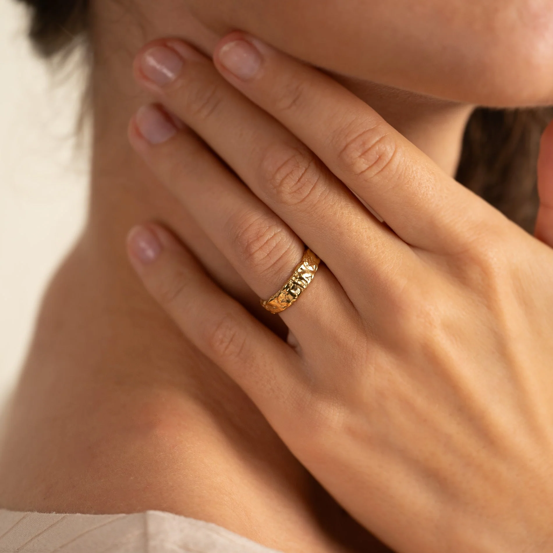 ELMA MEDIUM GOLDEN RING - Image 2