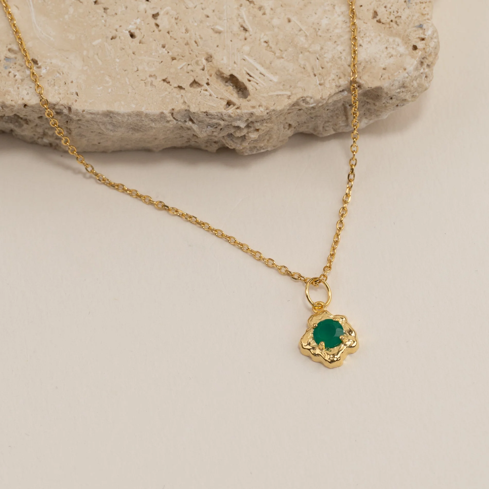 EMILIA GREEN AGATE GOLDEN PENDANT - Image 4
