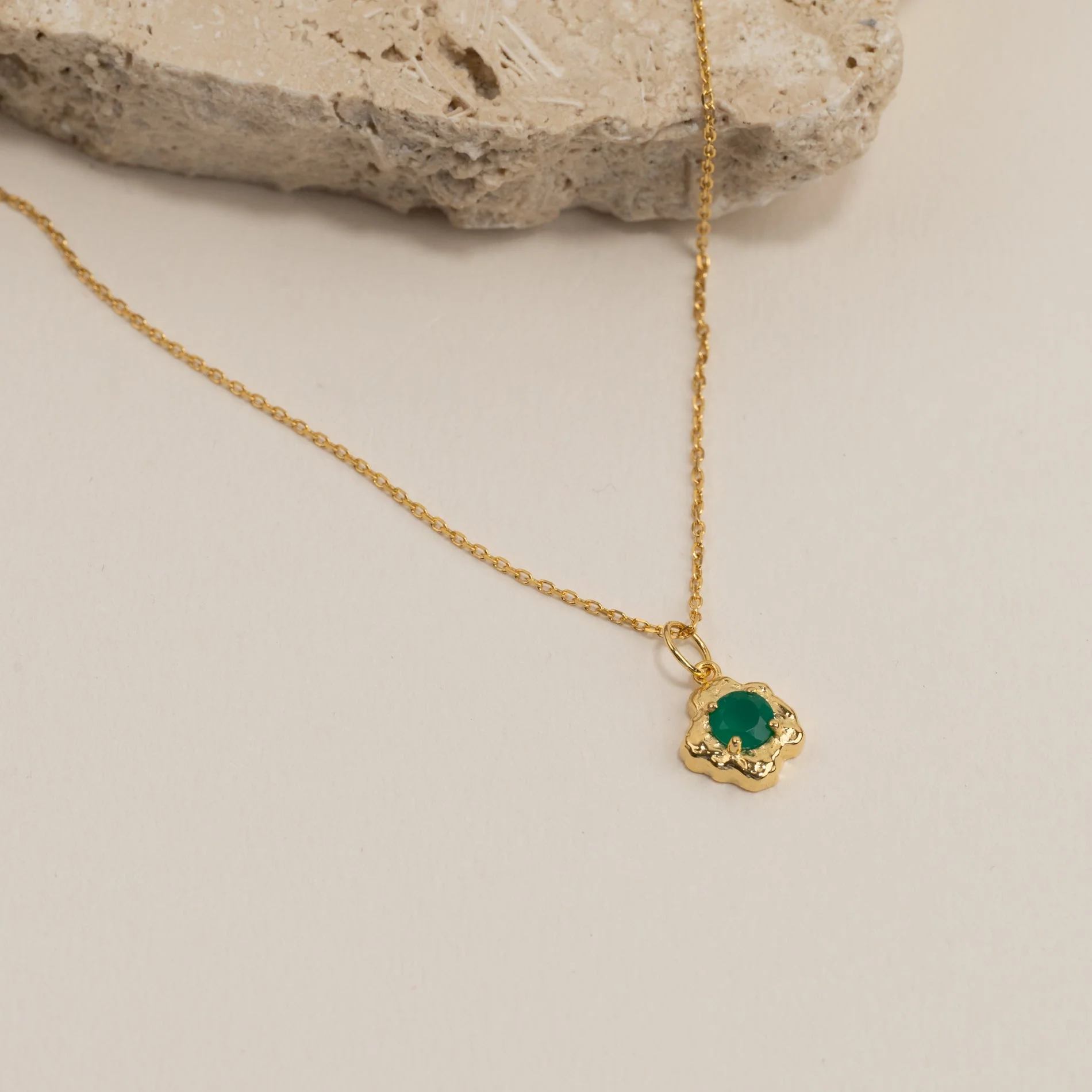 EMILIA GREEN AGATE GOLDEN PENDANT - Image 3