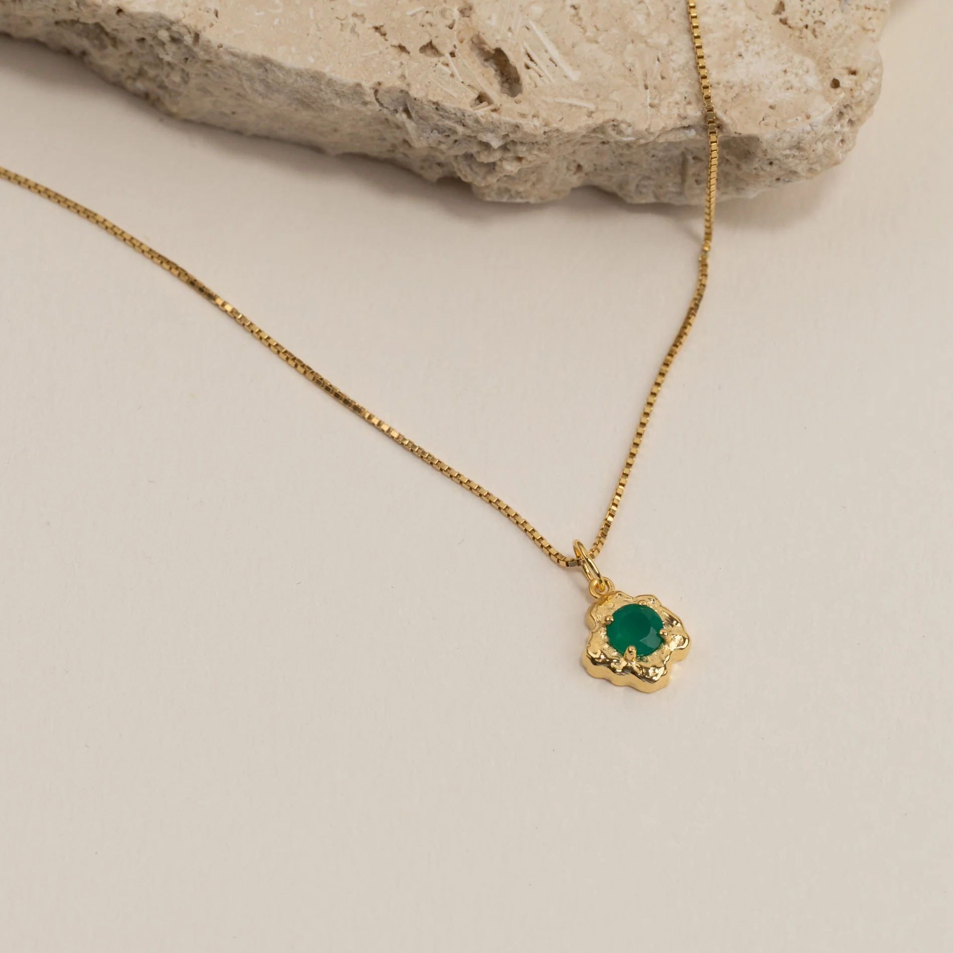 EMILIA GREEN AGATE GOLDEN PENDANT - Image 5