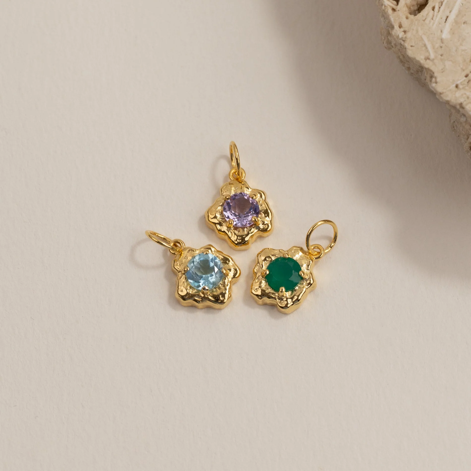EMILIA GREEN AGATE GOLDEN PENDANT - Image 6