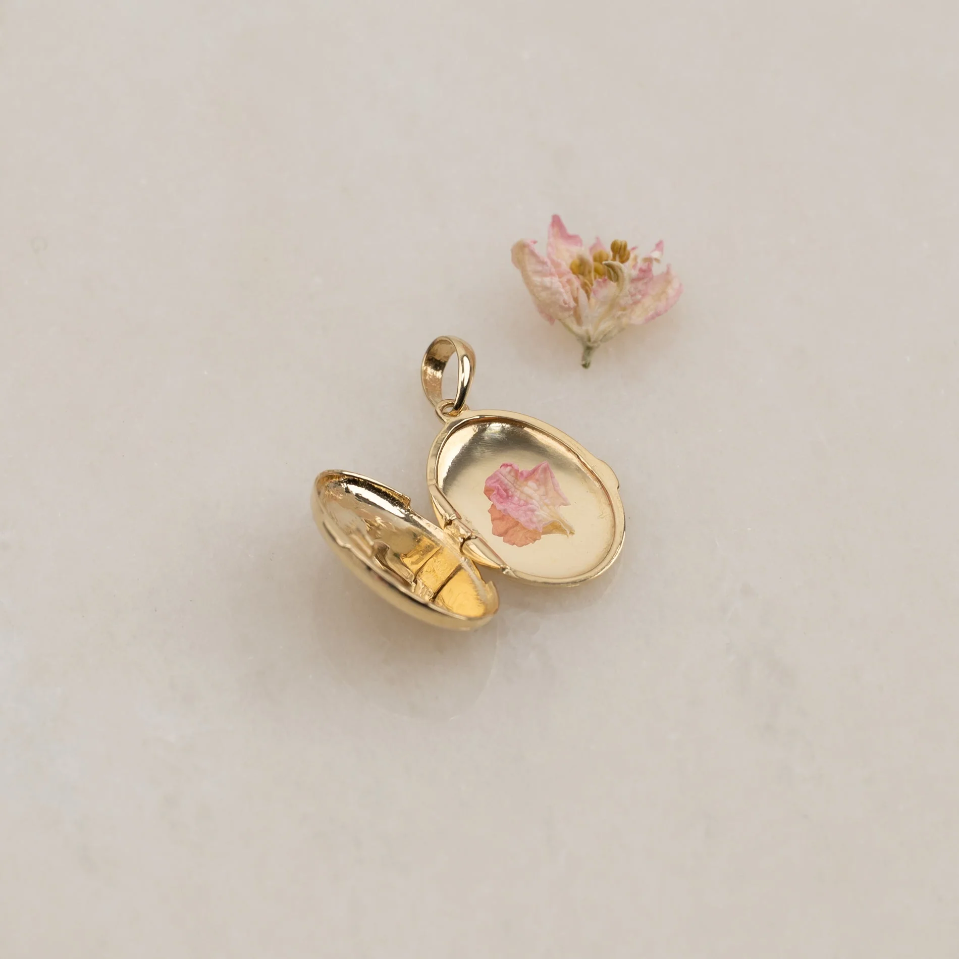 ENGRAVABLE OVAL SOLID GOLD MEDALLION - Image 3