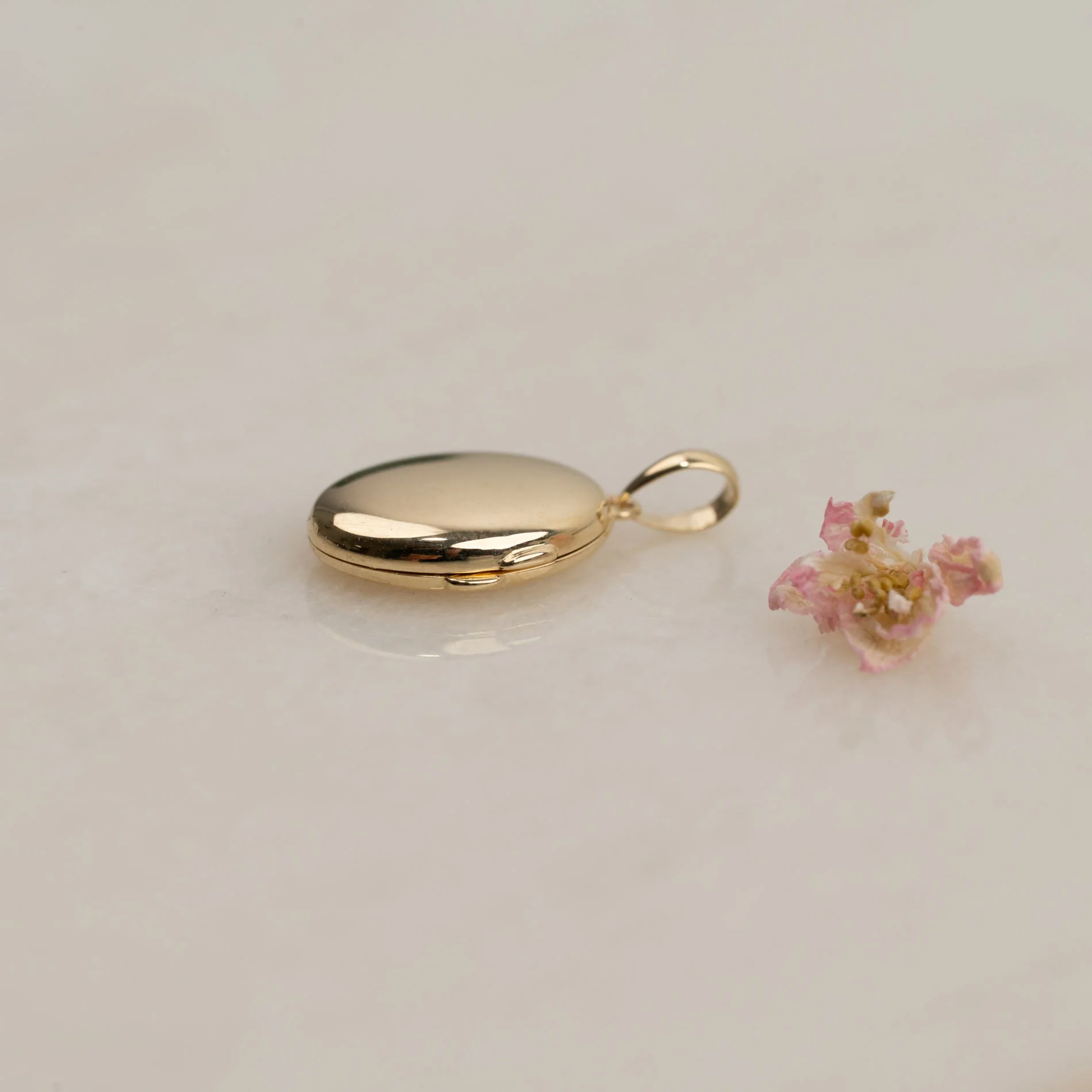 ENGRAVABLE OVAL SOLID GOLD MEDALLION - Image 4