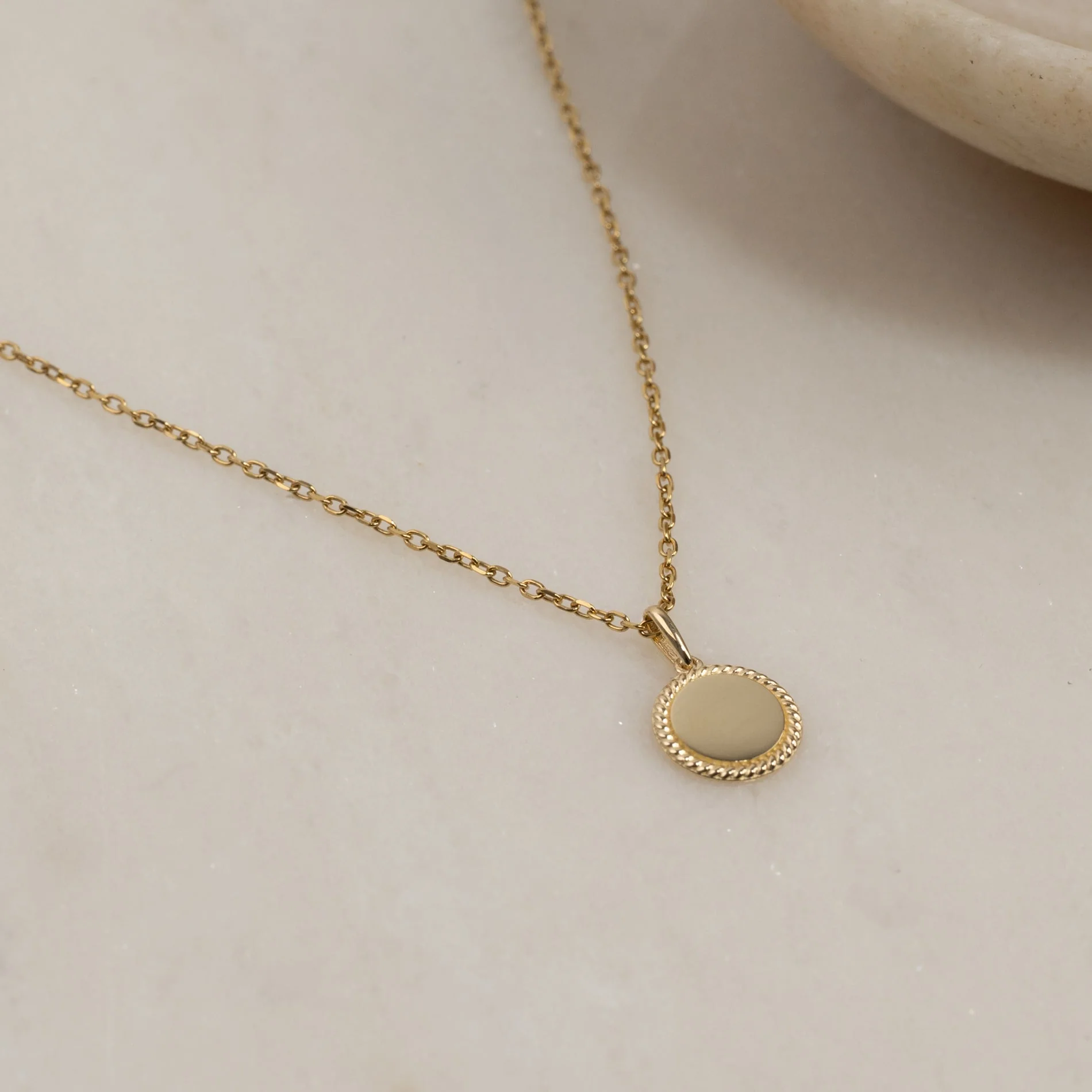 ENGRAVABLE ROUND SOLID GOLD PENDANT - 10mm - Image 4