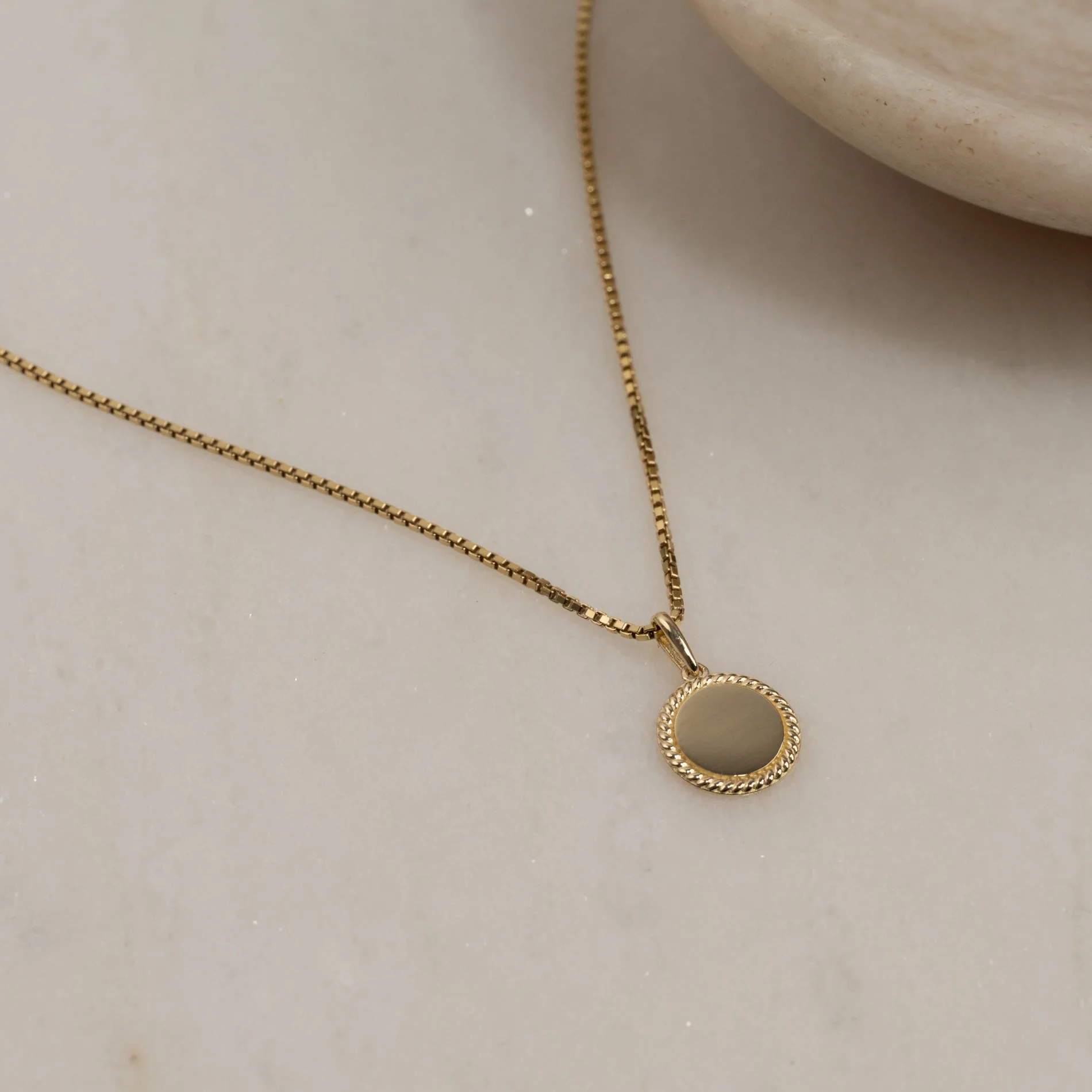 ENGRAVABLE ROUND SOLID GOLD PENDANT - 10mm - Image 5