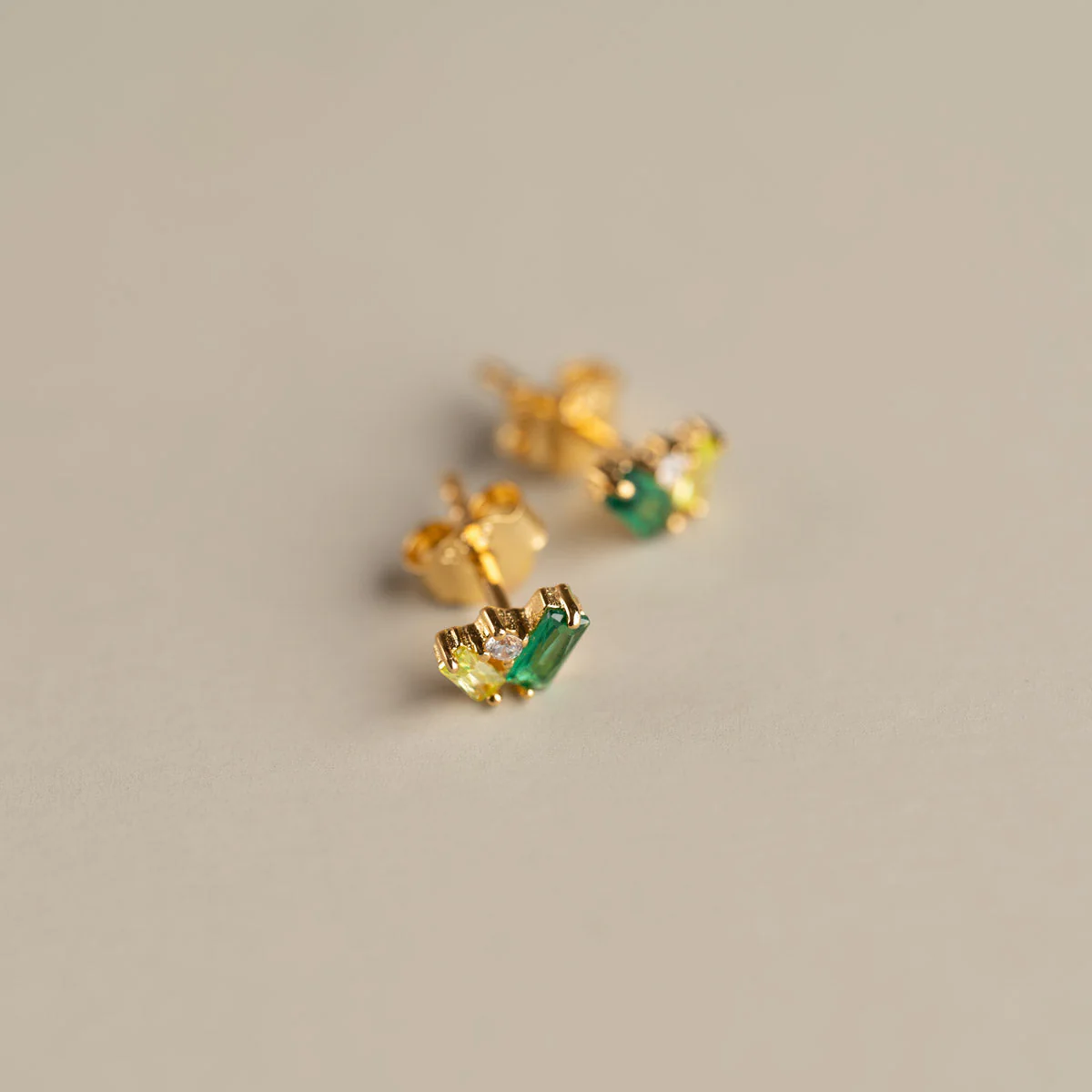 ESMERALDA GREEN GOLDEN STUD EARRING
