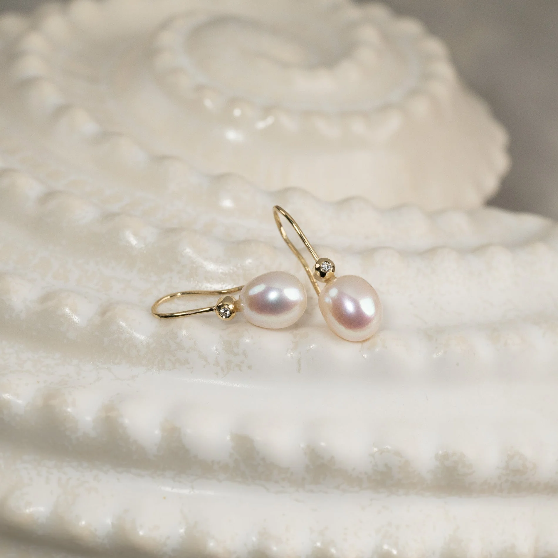 EVA PEARL SOLID GOLD HOOK EARRING