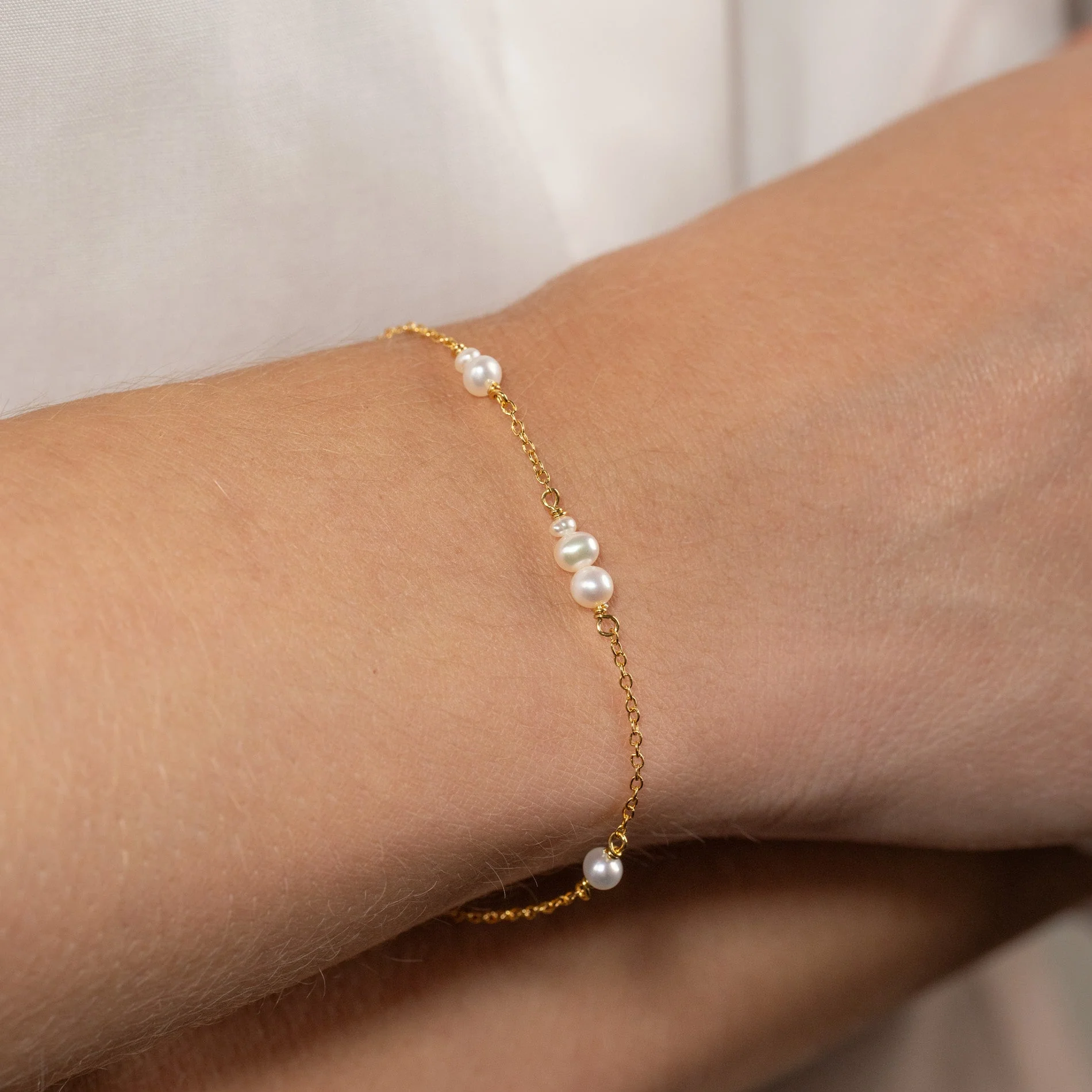 EVIE PEARL GOLDEN BRACELET - Image 2