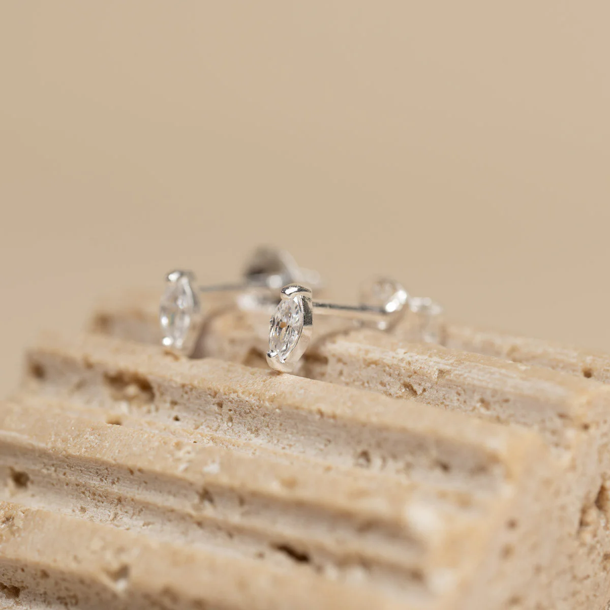 FELINE CRYSTAL SILVER EARRING