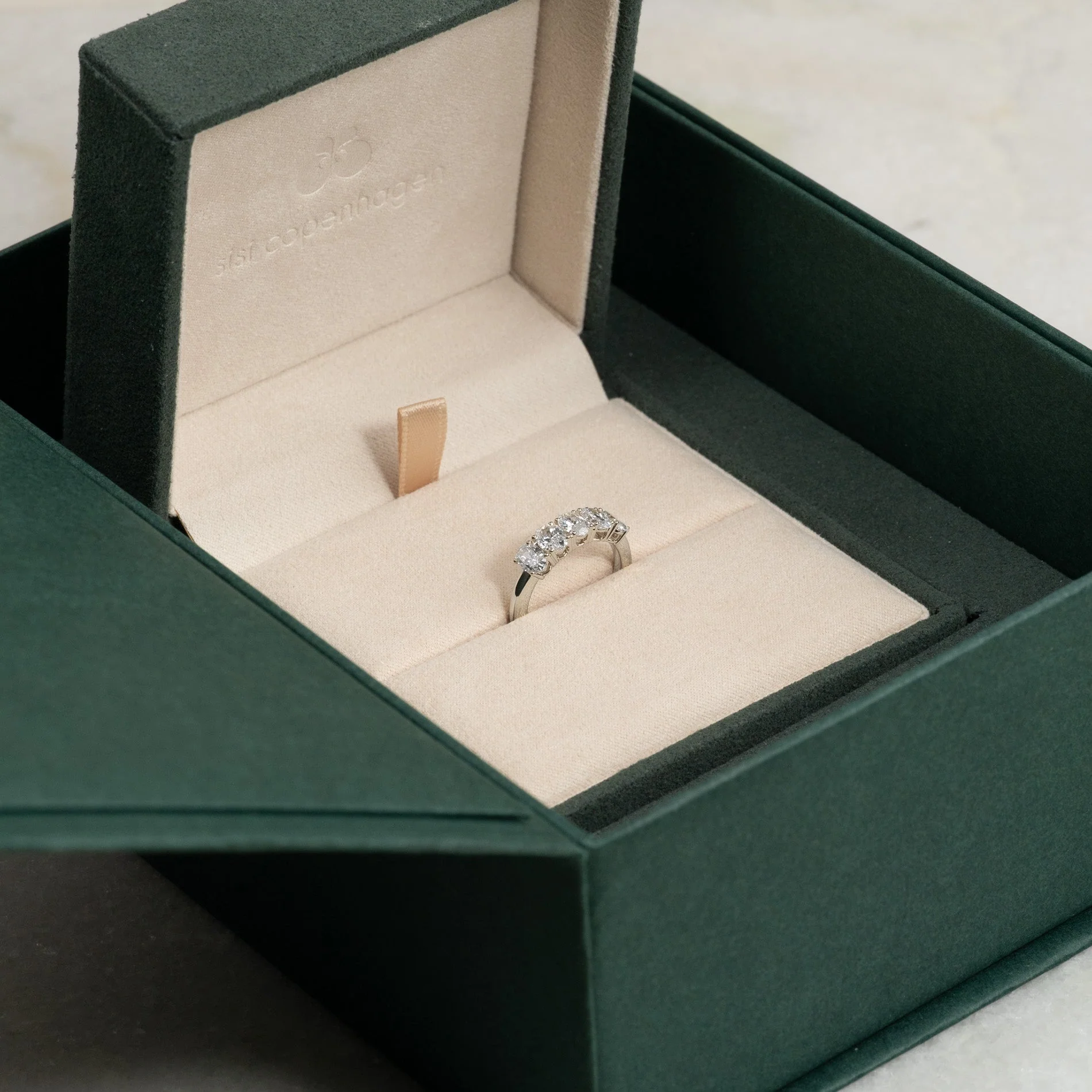 FIVE STONE OVAL-CUT LAB-DIAMOND RING - 1.0ct - WG - Image 9