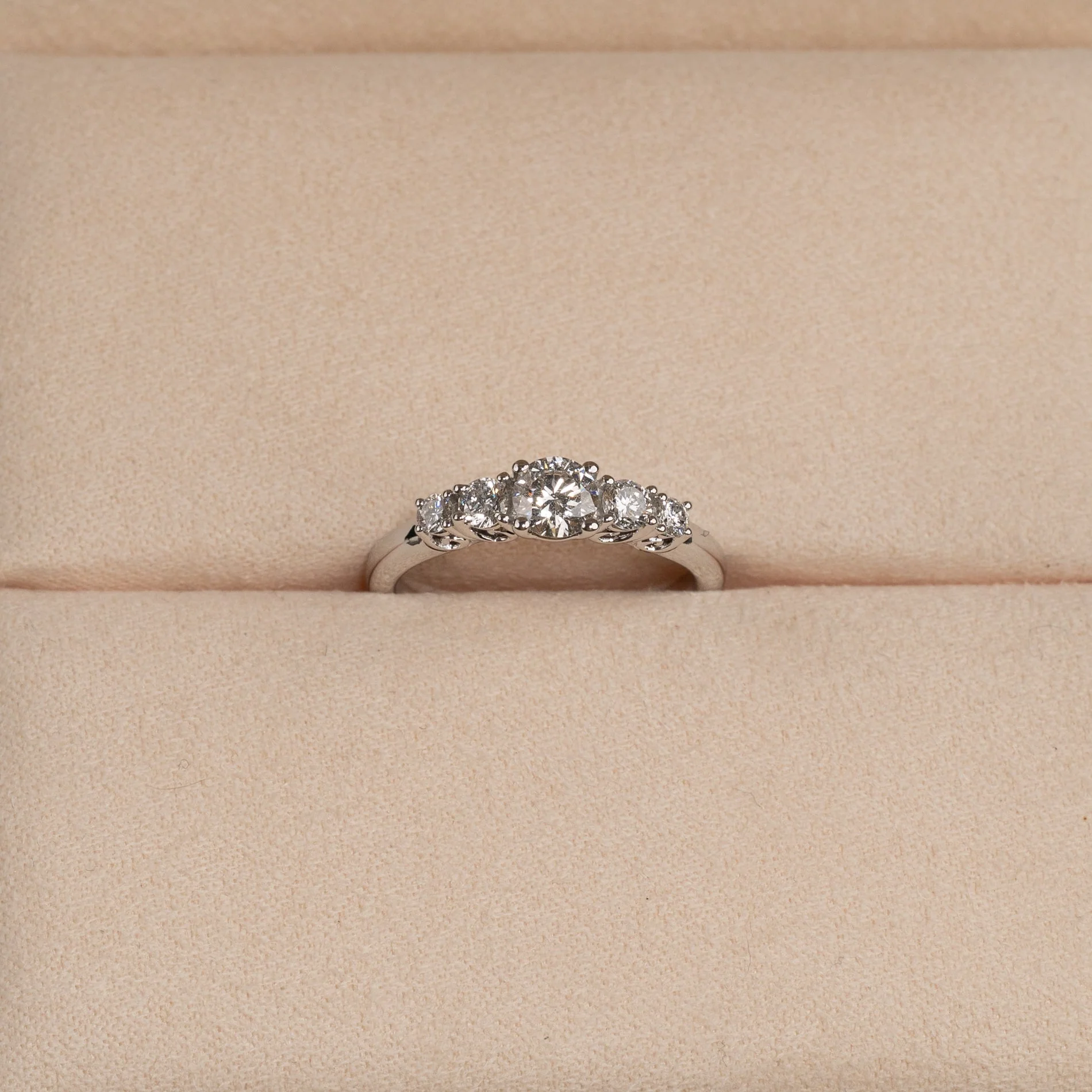 FIVE-STONE TRELLIS LAB-DIAMOND RING - 0.7ct - WG - Image 3