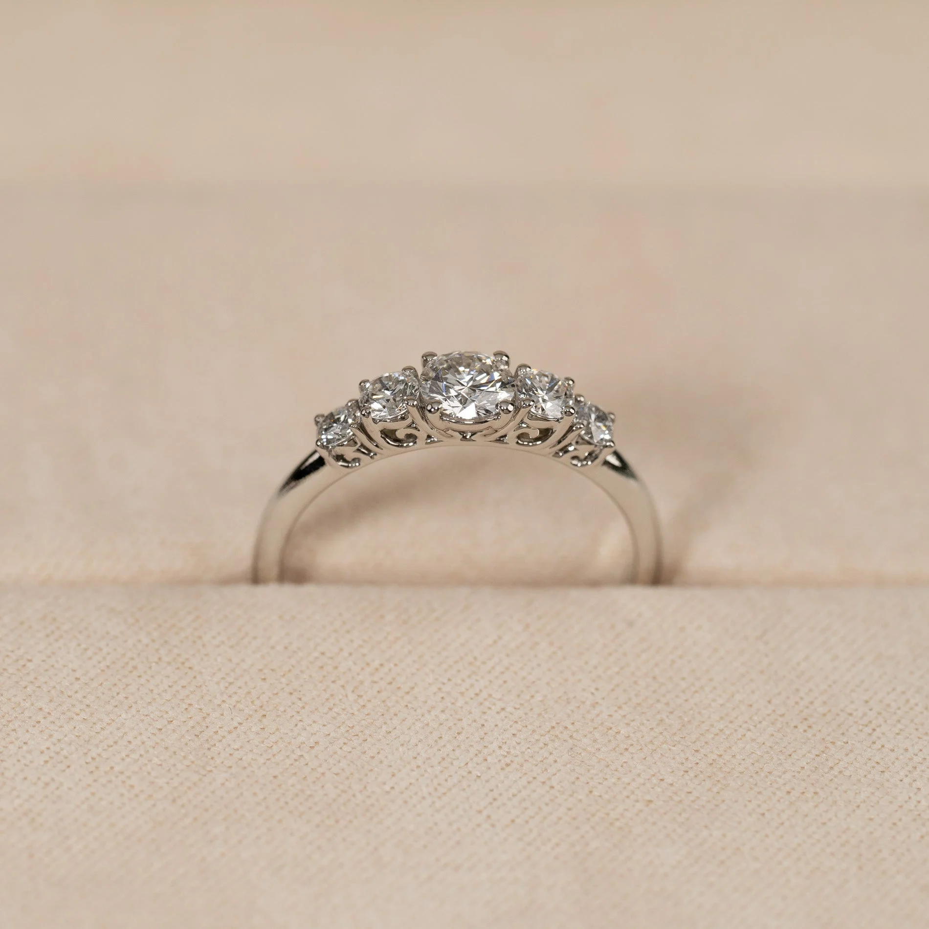 FIVE-STONE TRELLIS LAB-DIAMOND RING - 0.7ct - WG - Image 6