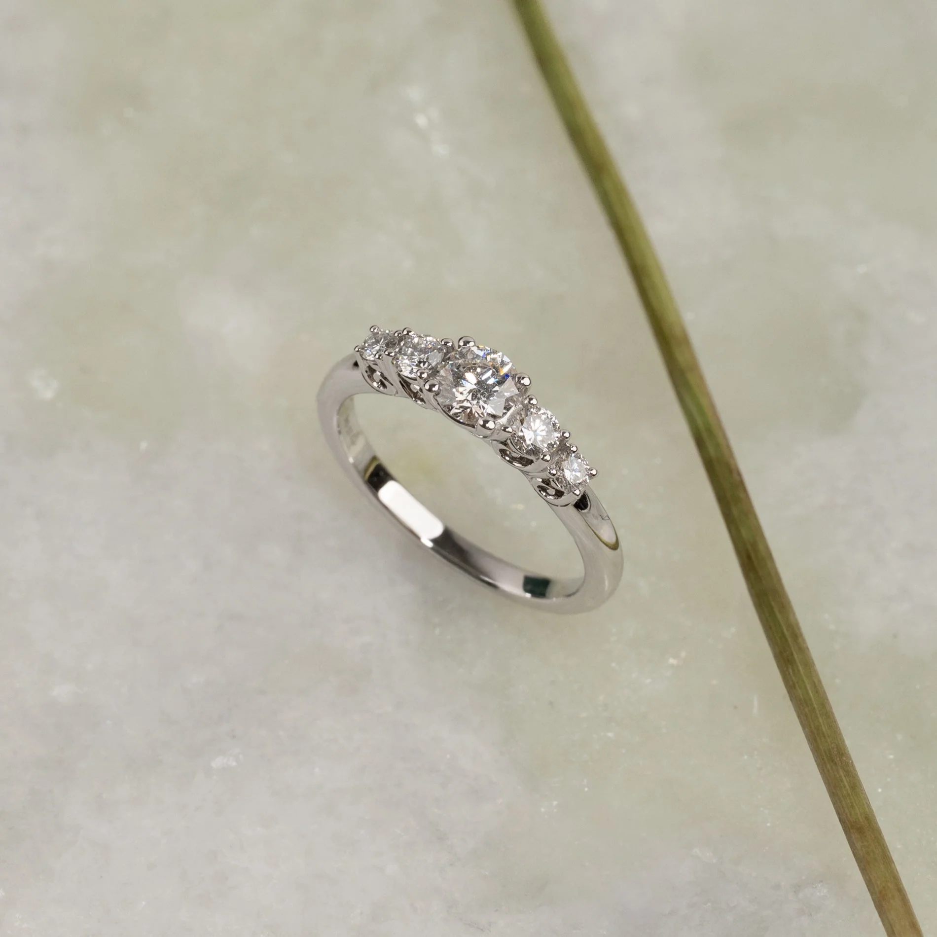 FIVE-STONE TRELLIS DIAMOND RING - Image 4