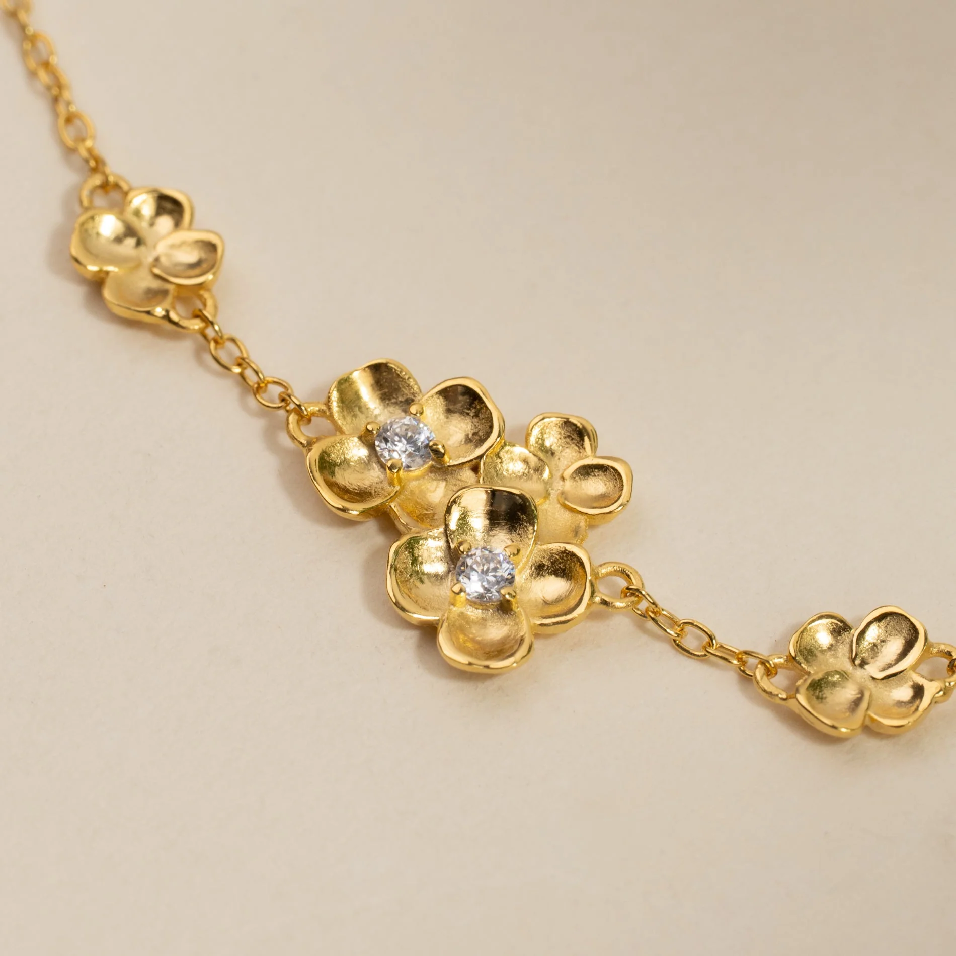 FLORA CRYSTAL GOLDEN BRACELET - Image 3
