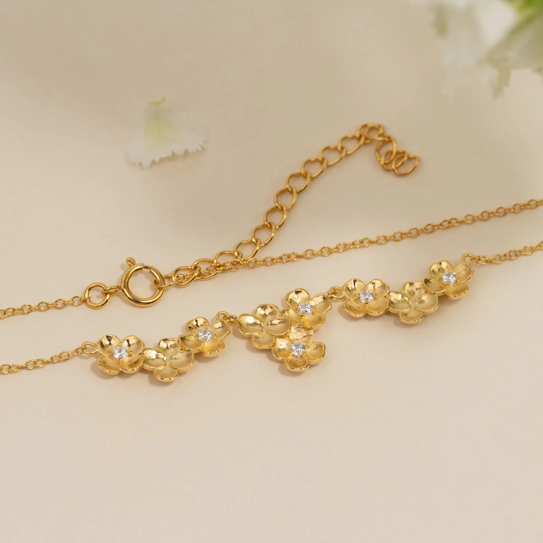 FLORA CRYSTAL GOLDEN NECKLACE - Image 3