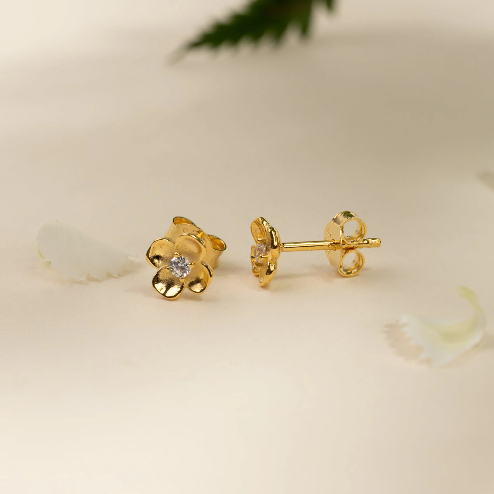 FLORA CRYSTAL GOLDEN STUD EARRING - Image 3
