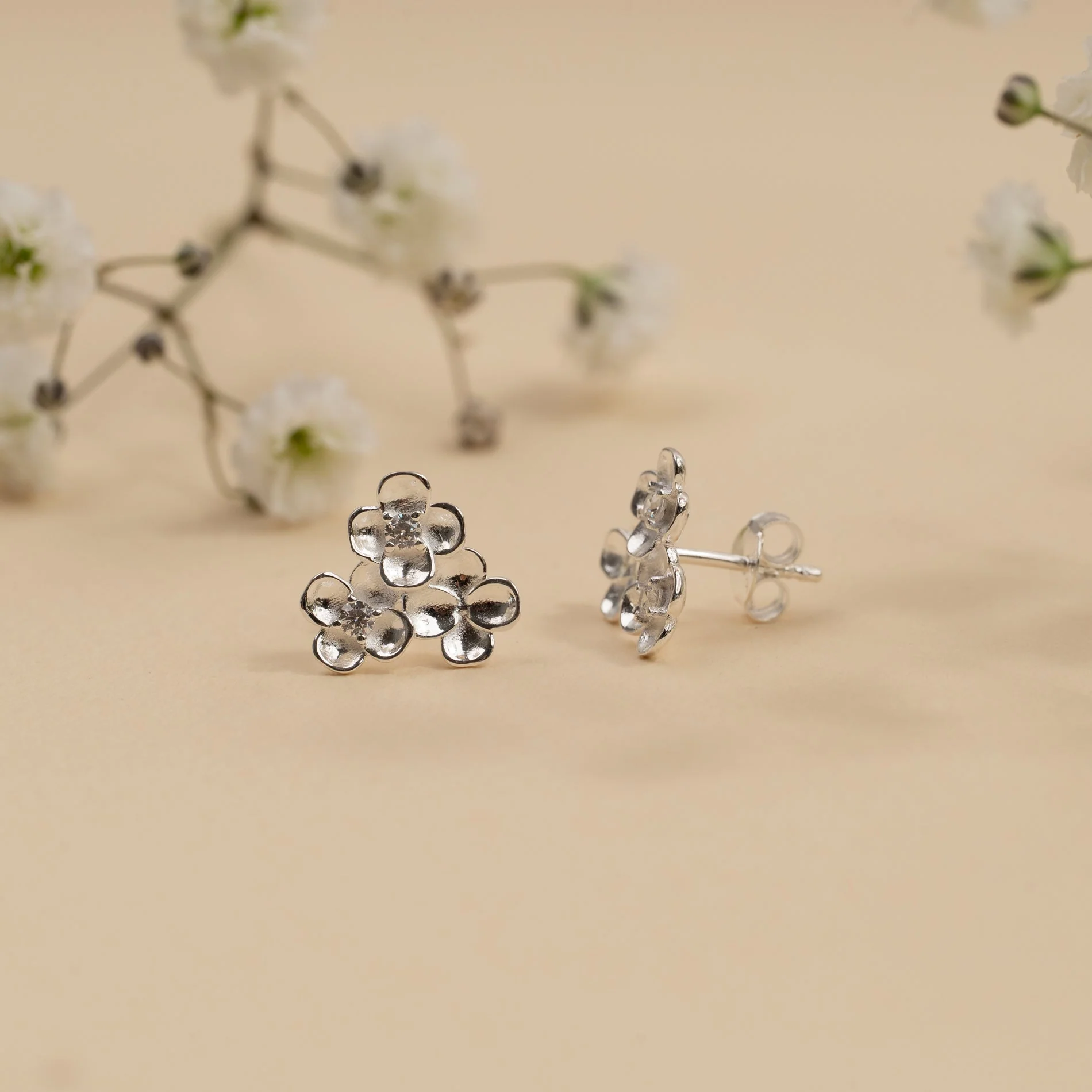FLORA CRYSTAL SILVER CLUSTER STUD EARRING - Image 3