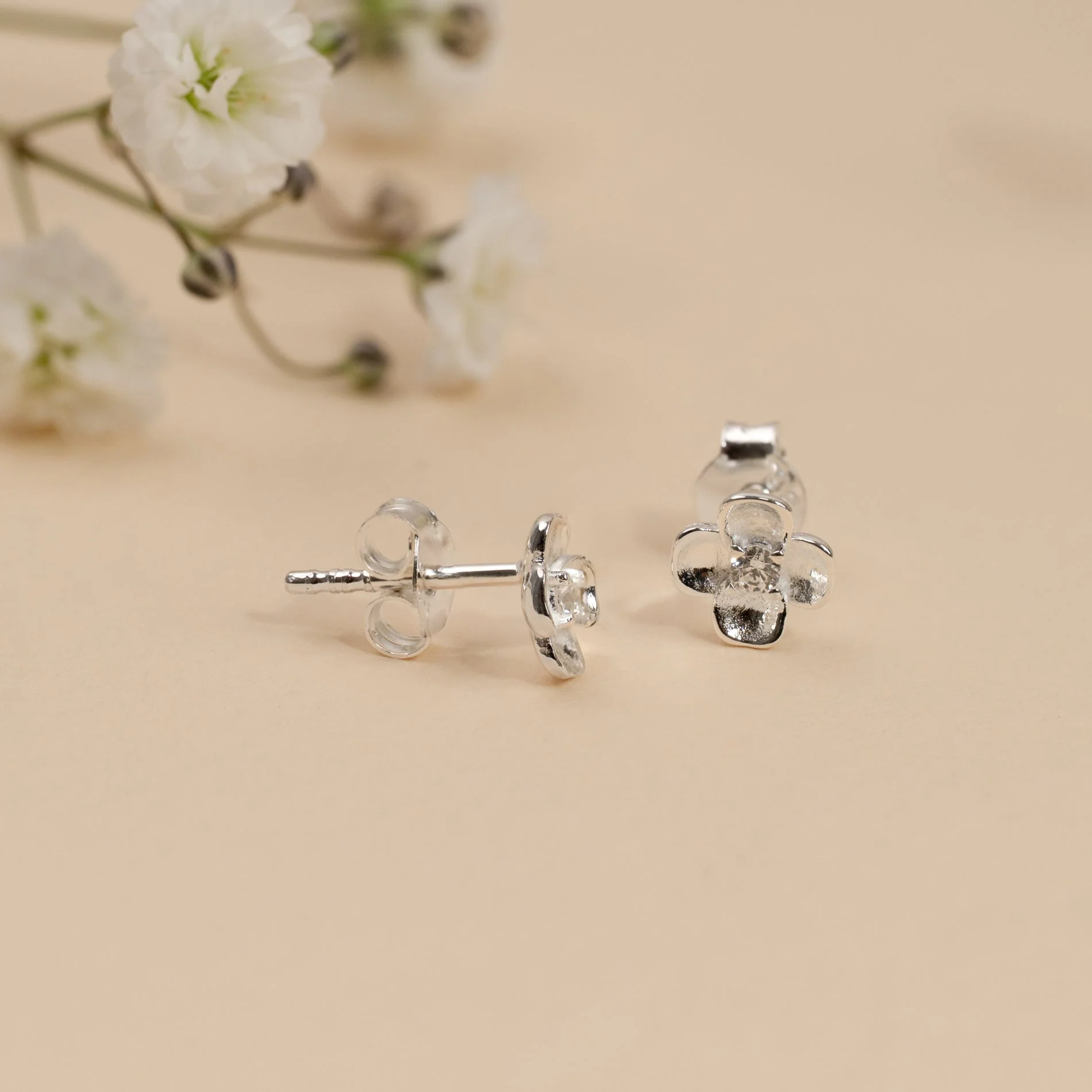 FLORA CRYSTAL SILVER STUD EARRING - Image 3