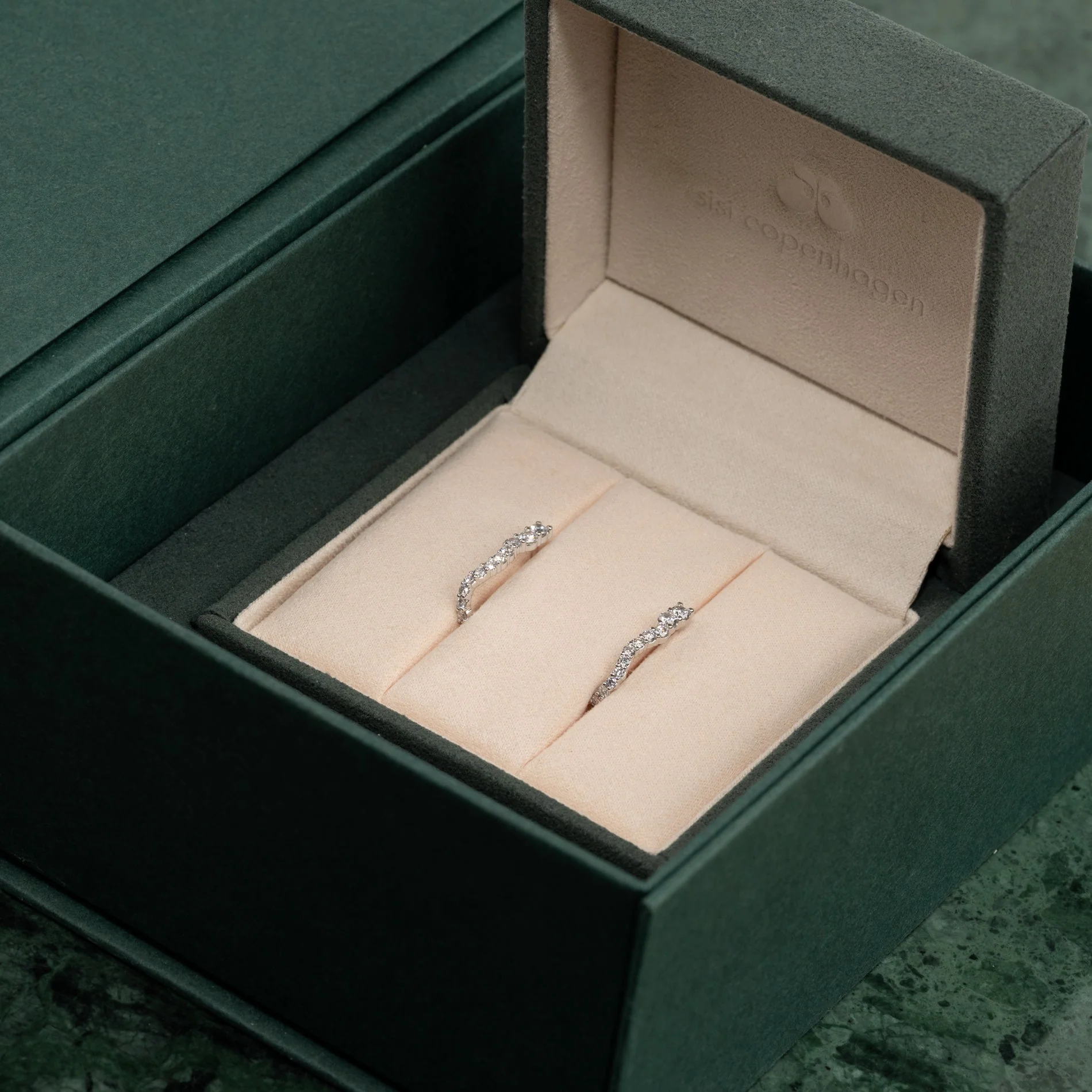 GRADUATING CURVED LAB-DIAMOND CREOL EARRING - 0.9ct - WG - Image 10