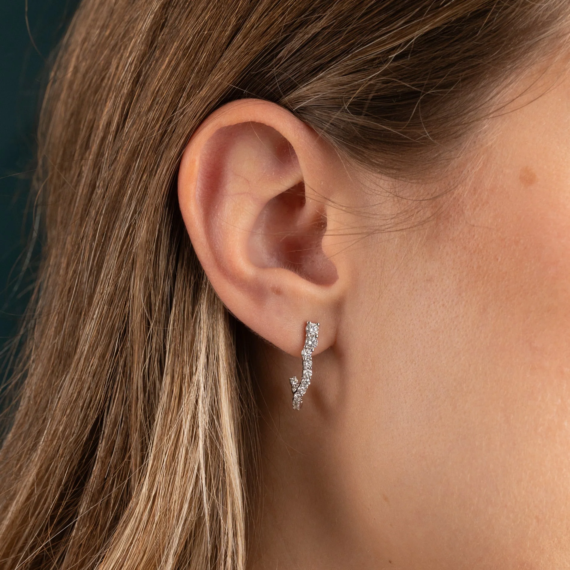 GRADUATING CURVED LAB-DIAMOND CREOL EARRING - 0.9ct - WG - Image 2