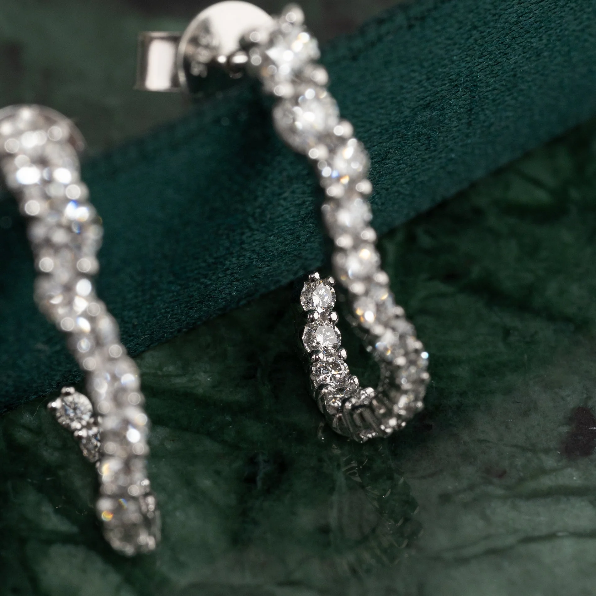 GRADUATING CURVED LAB-DIAMOND CREOL EARRING - 0.9ct - WG - Image 4