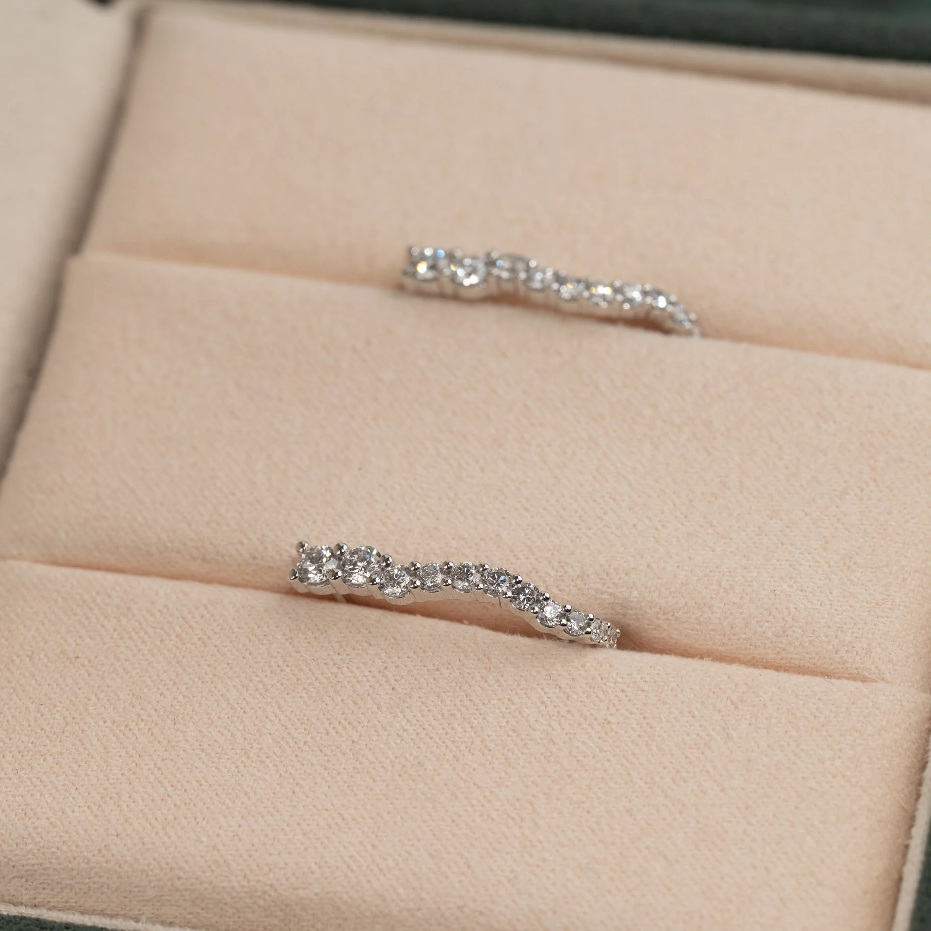 GRADUATING CURVED LAB-DIAMOND CREOL EARRING - 0.9ct - WG - Image 6