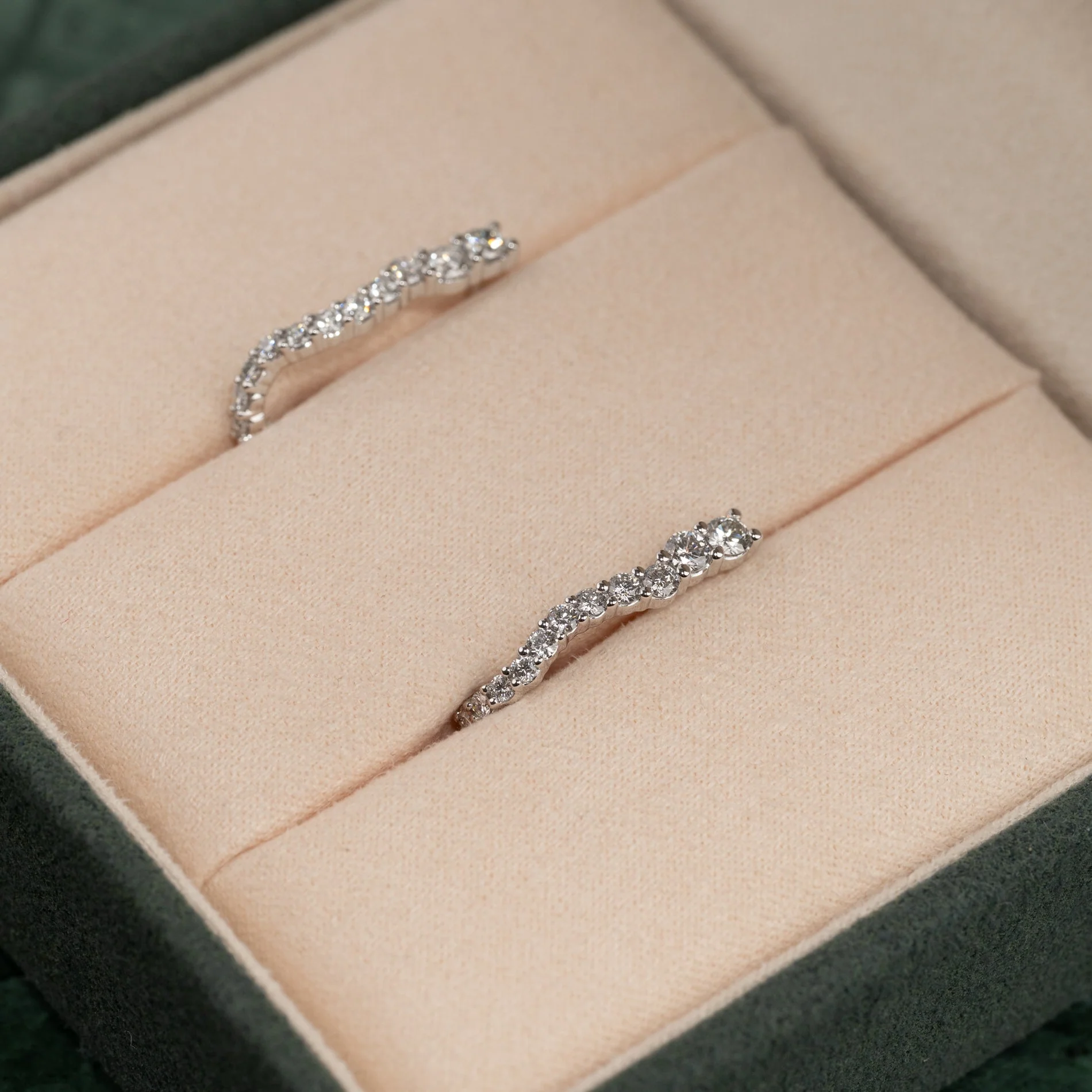 GRADUATING CURVED LAB-DIAMOND CREOL EARRING - 0.9ct - WG - Image 7