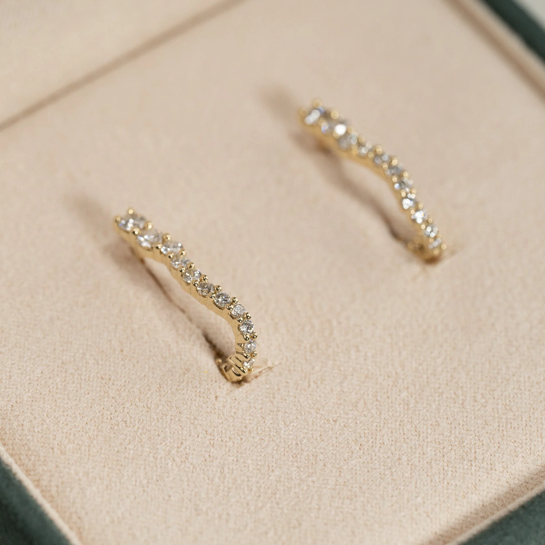 GRADUATING CURVED LAB-DIAMOND CREOL EARRING - 0.9ct - YG - Image 11