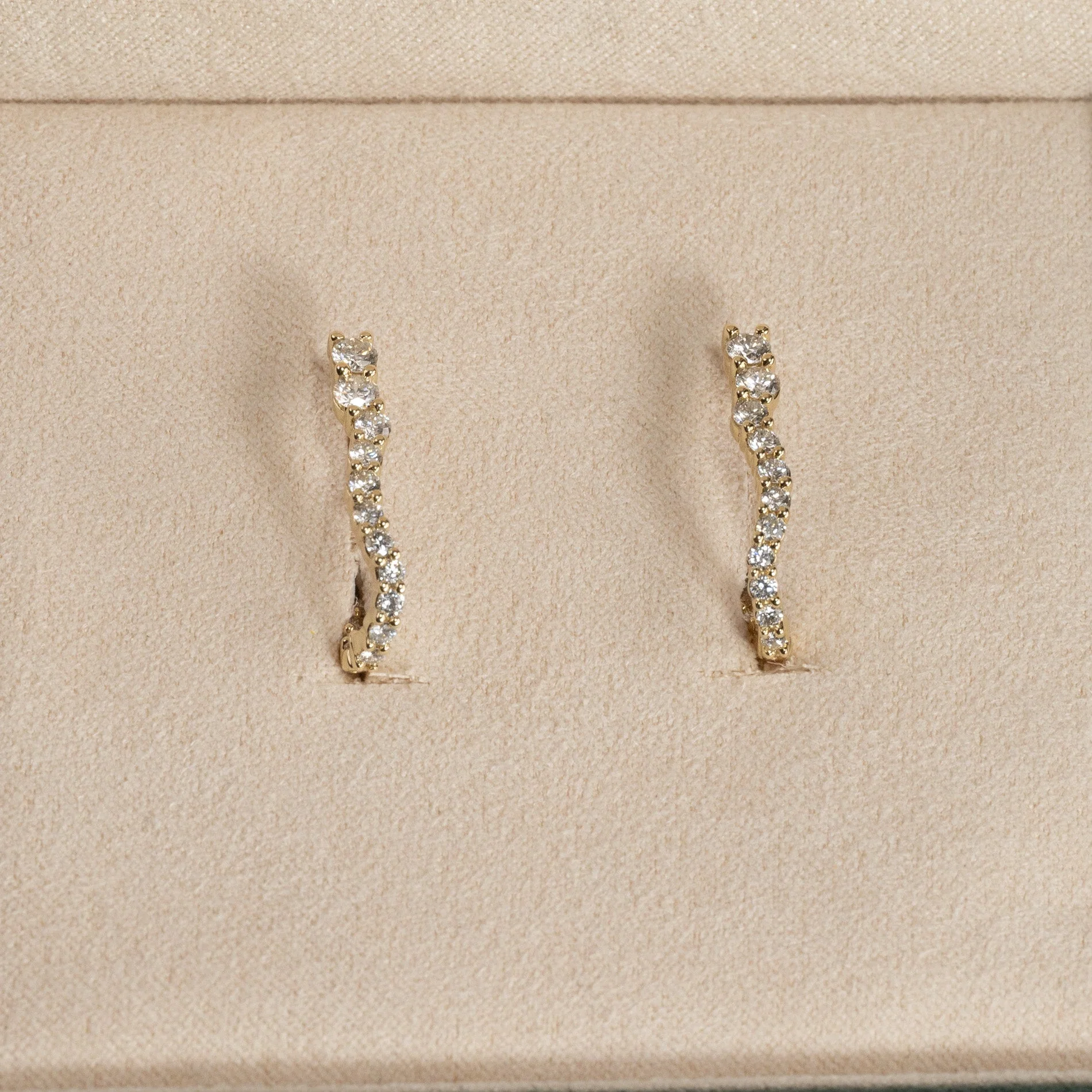 GRADUATING CURVED LAB-DIAMOND CREOL EARRING - 0.9ct - YG - Image 4