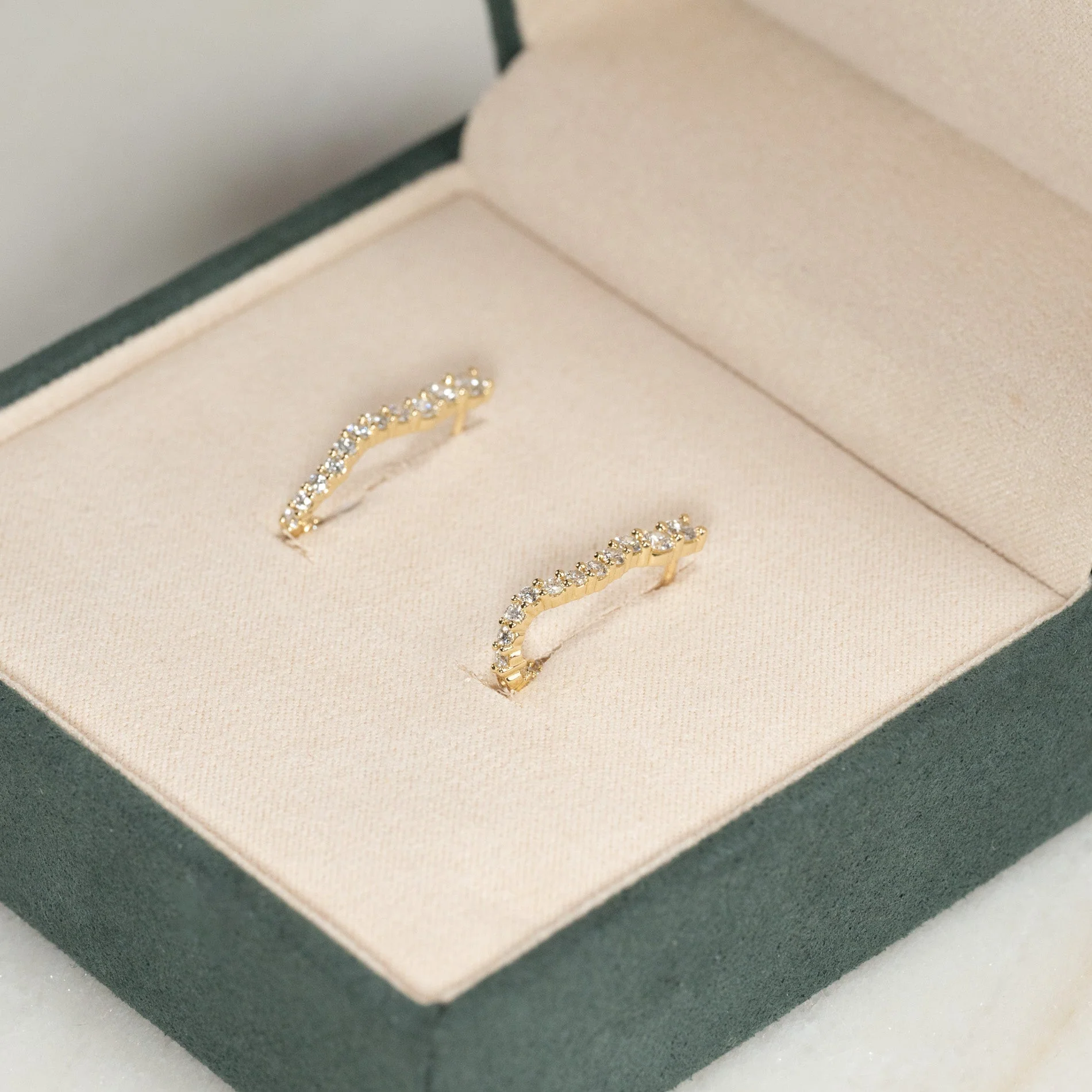 GRADUATING CURVED LAB-DIAMOND CREOL EARRING - 0.9ct - YG - Image 7