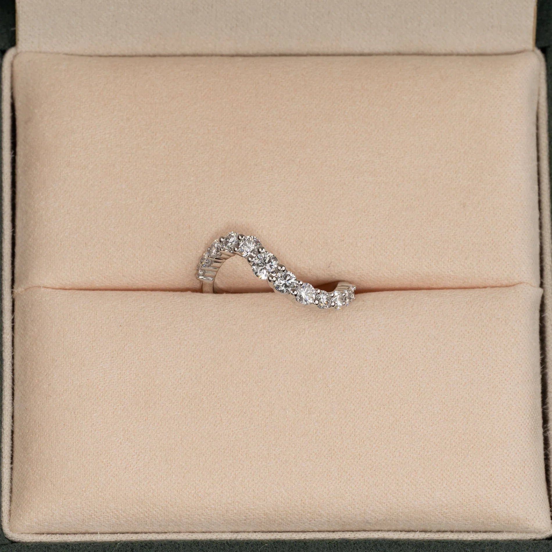 GRADUATING CURVED LAB-DIAMOND RING - 0.9ct - WG - Image 2