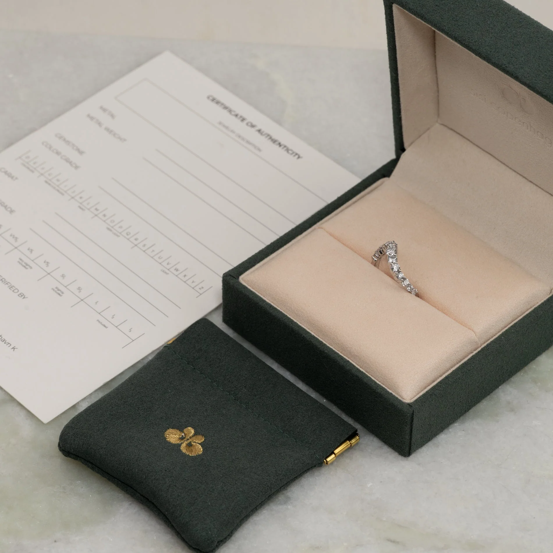 GRADUATING CURVED LAB-DIAMOND RING - 0.9ct - WG - Image 3