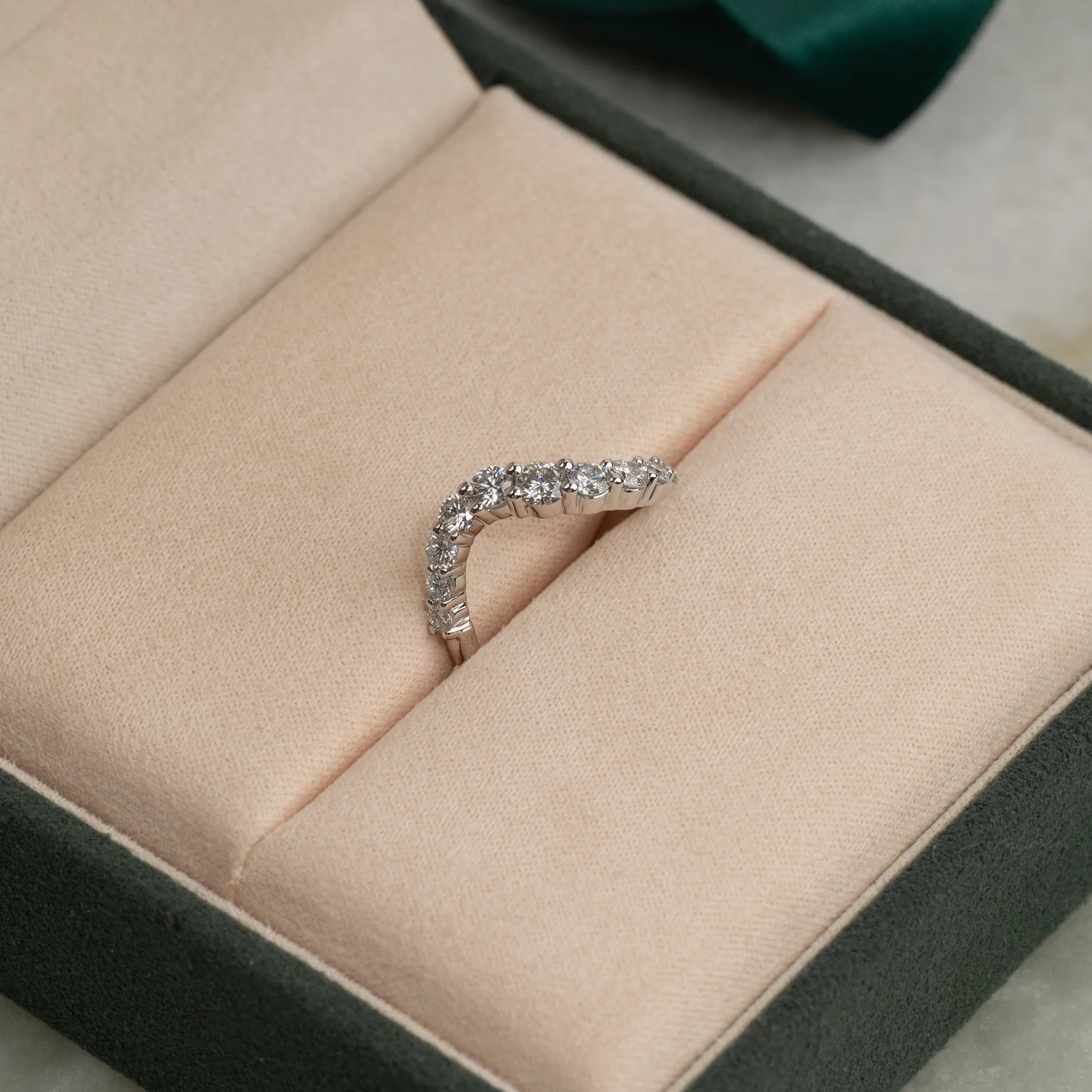 GRADUATING CURVED LAB-DIAMOND RING - 0.9ct - WG - Image 4