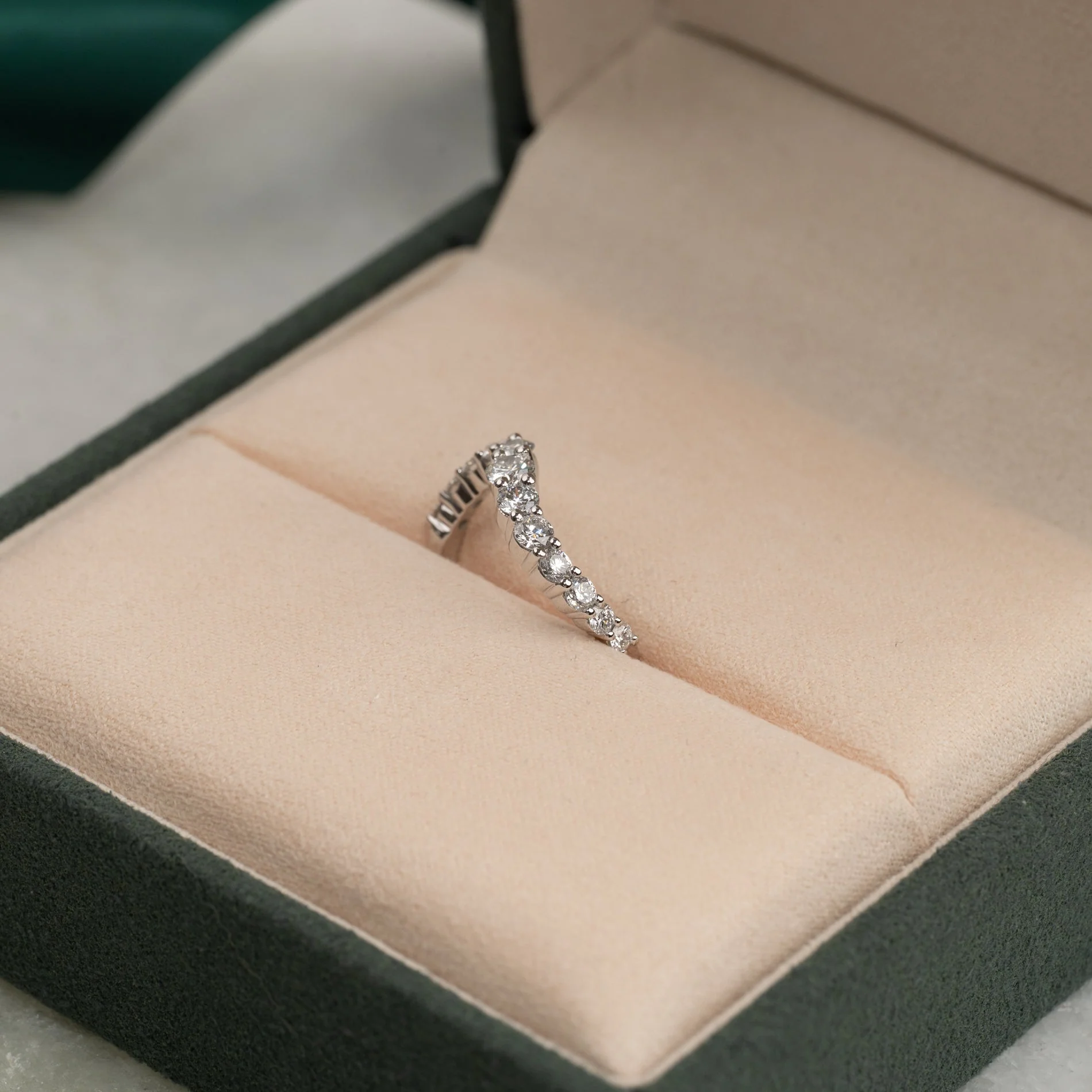 GRADUATING CURVED LAB-DIAMOND RING - 0.9ct - WG - Image 5