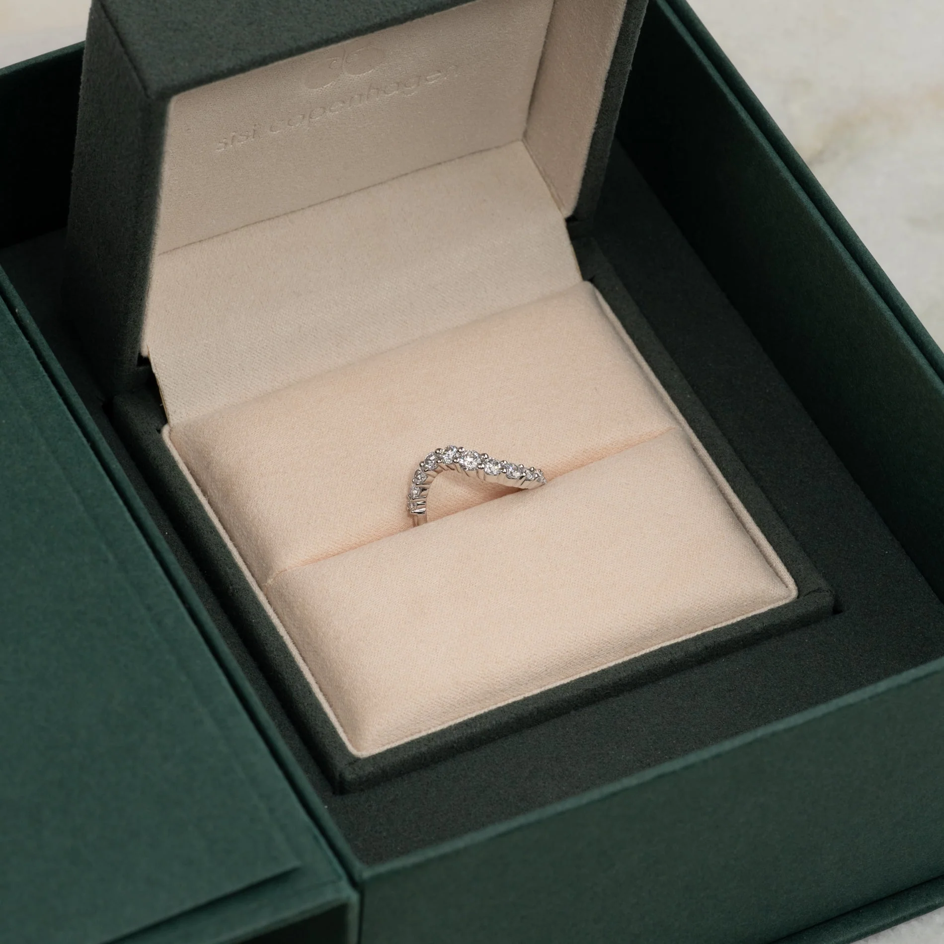 GRADUATING CURVED LAB-DIAMOND RING - 0.9ct - WG - Image 6