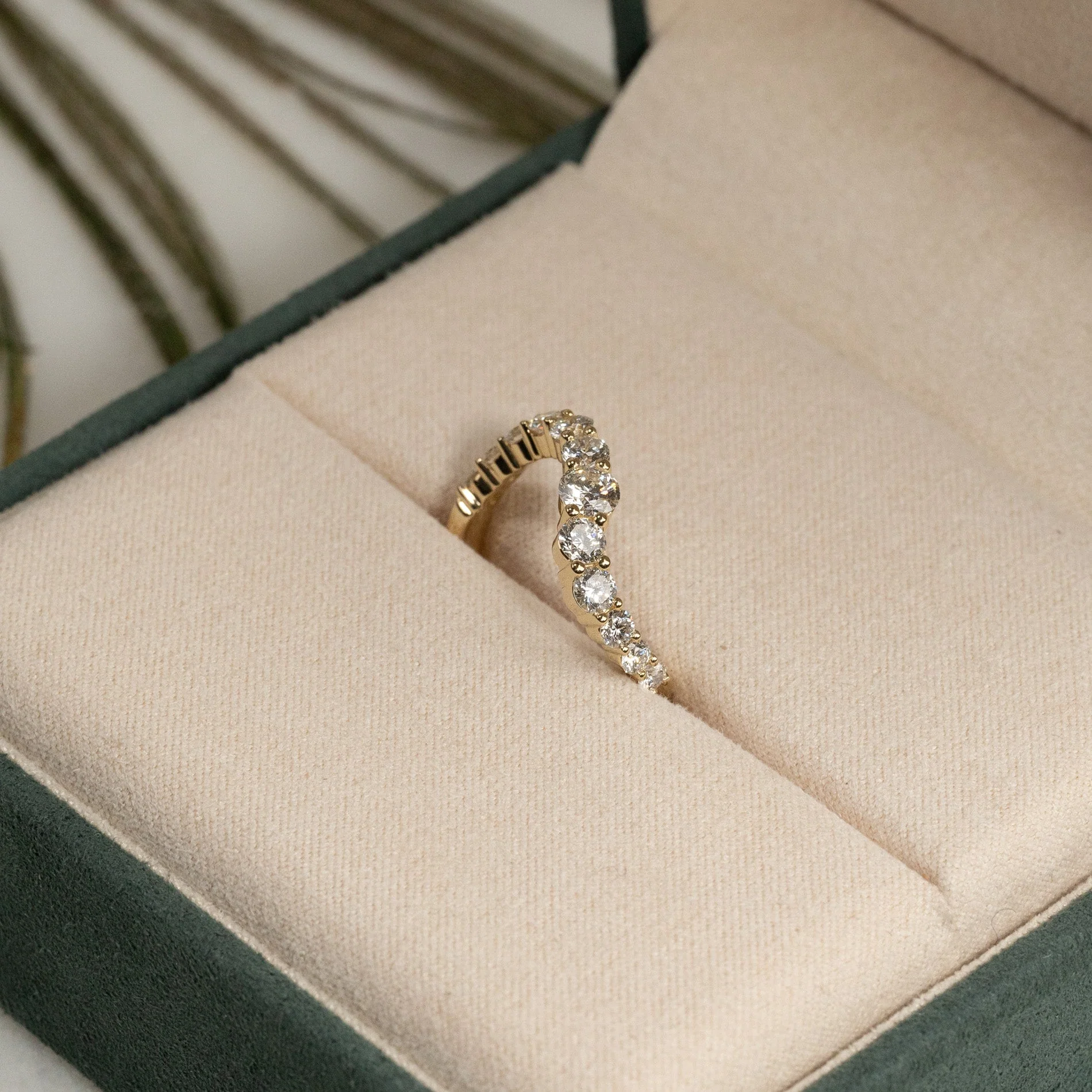 GRADUATING CURVED LAB-DIAMOND RING - 1.2ct - YG